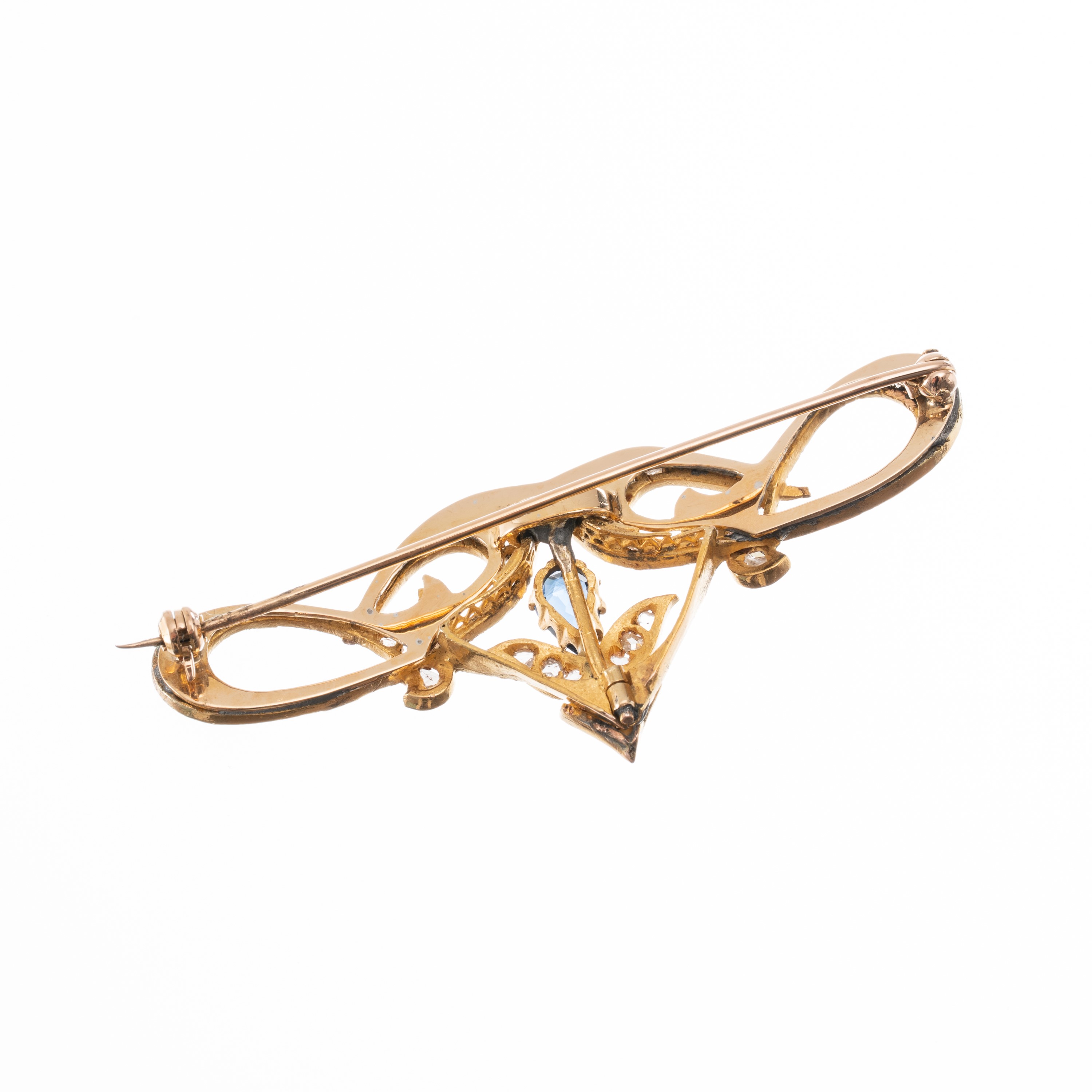 Spilla a fiocco, oro giallo 18 kt con zaffiro a goccia (circa 0,50 ct)