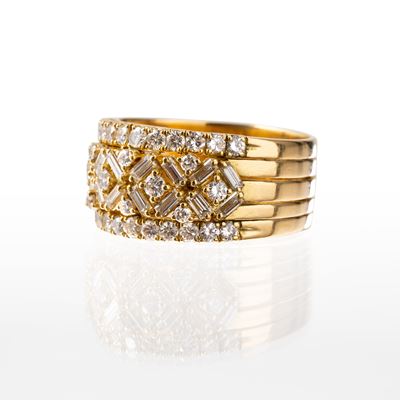 Anello in oro giallo 18 kt con diamanti taglio brillante e baguette