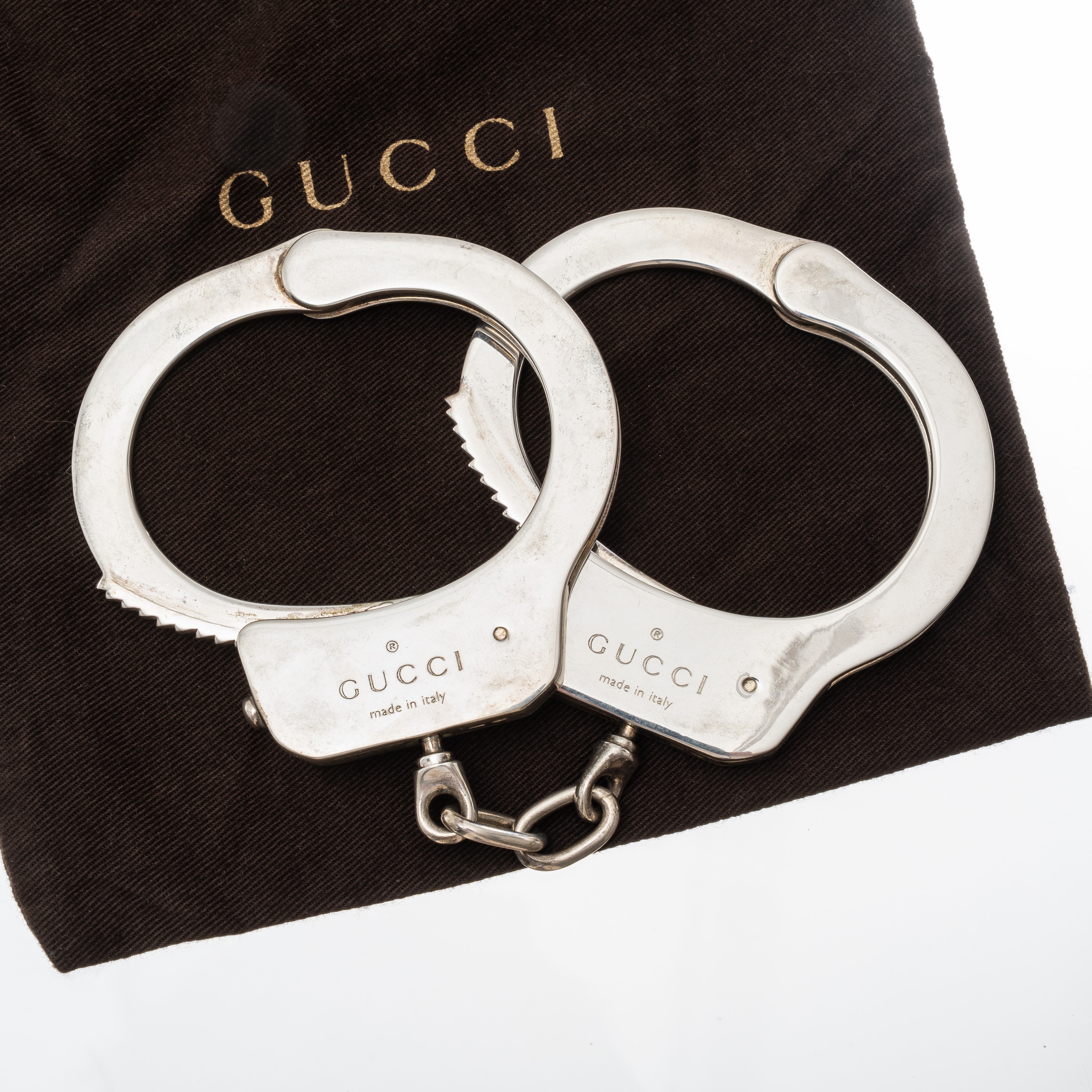 Gucci - Bracciale manette in argento 925 con logo e numero di serie