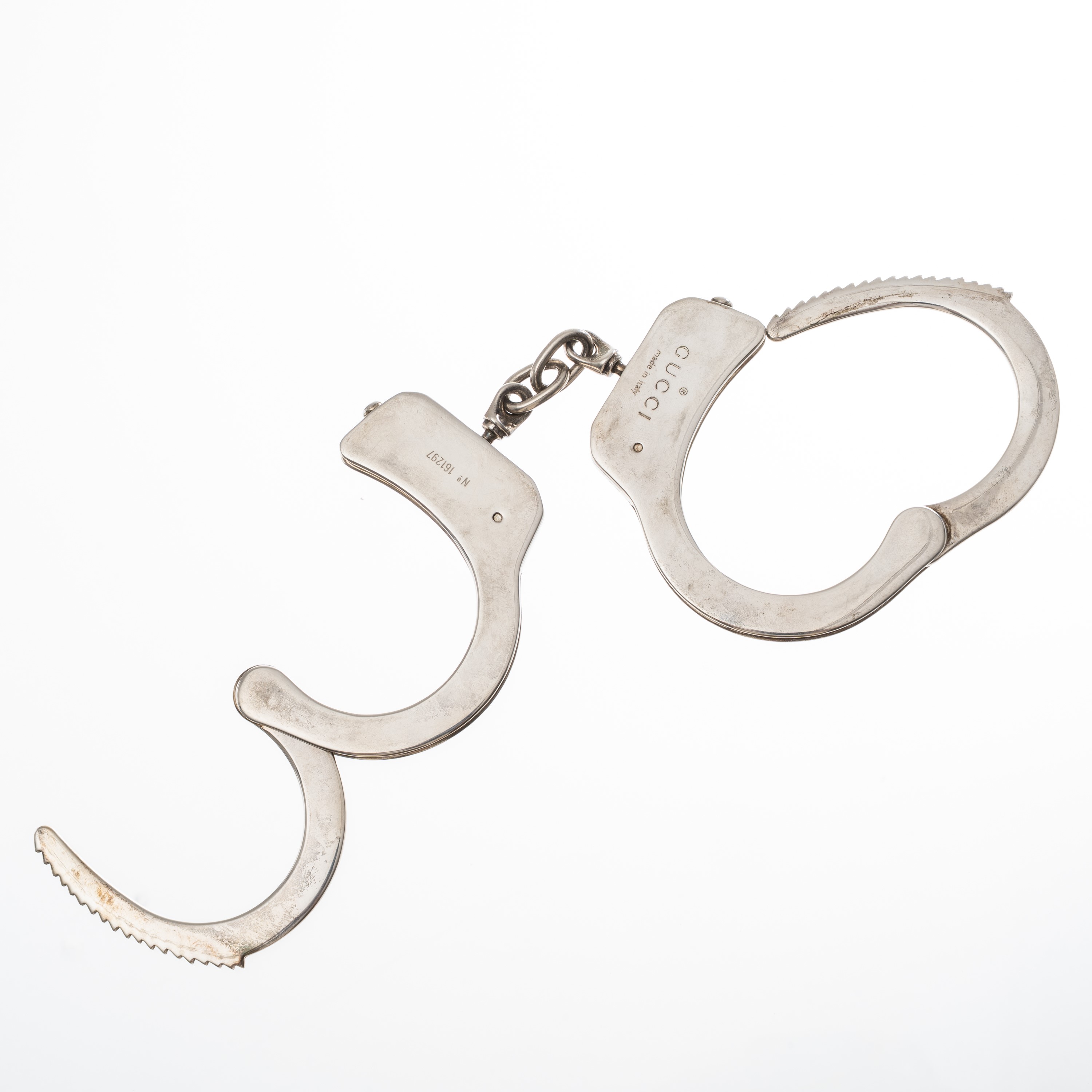 Gucci - Bracciale manette in argento 925 con logo e numero di serie