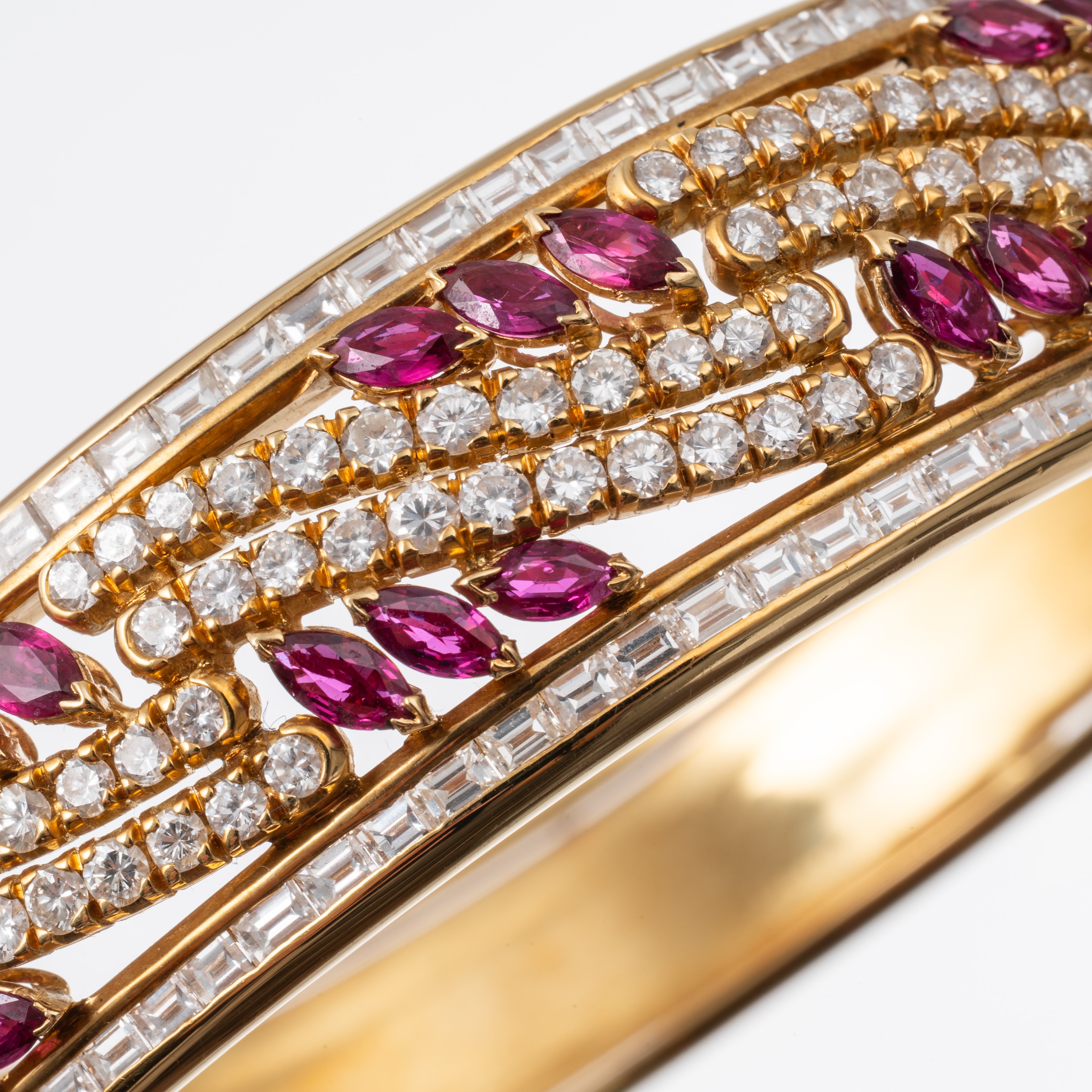 Bracciale in oro giallo 18 kt con diamanti e rubini