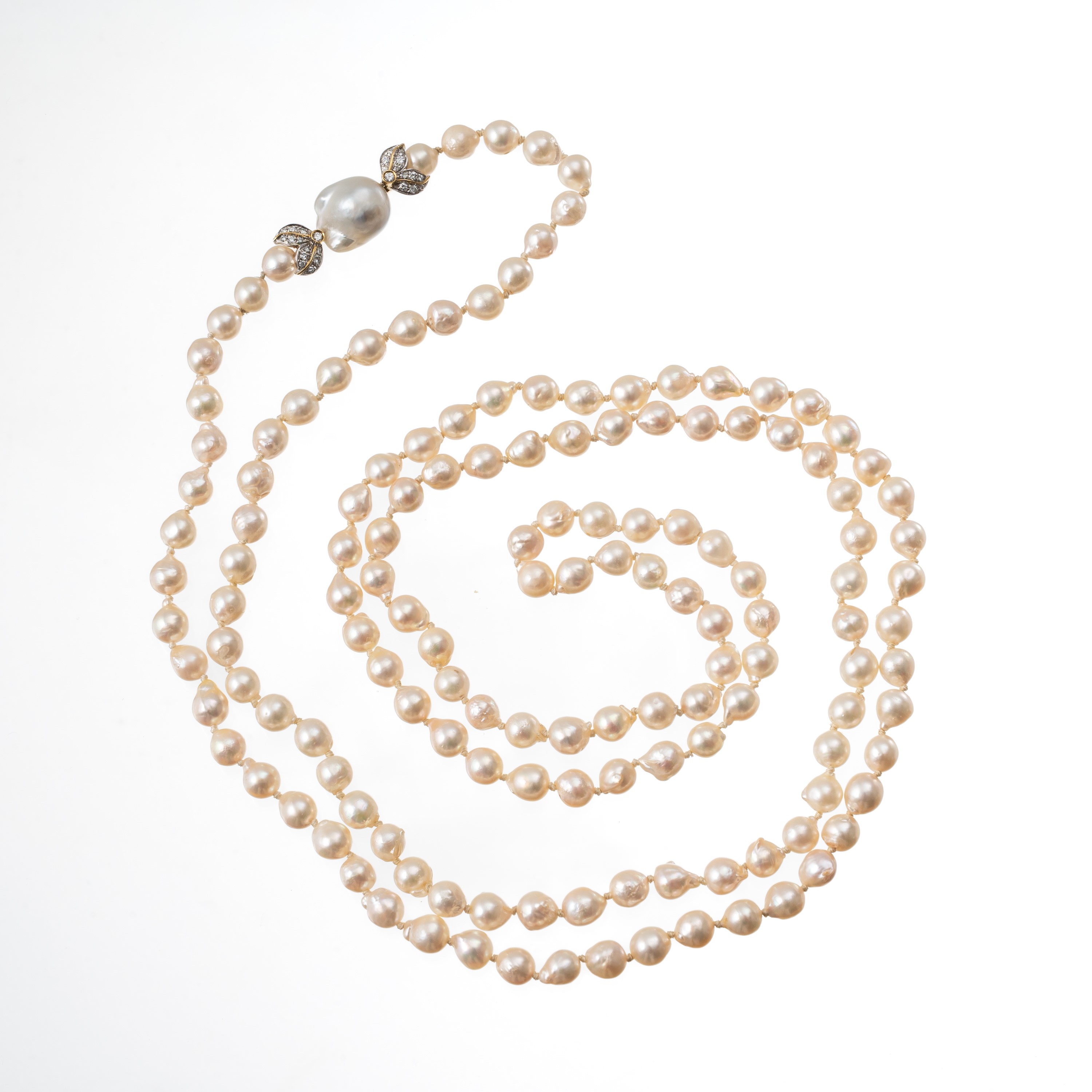 Collana di perle barocche con diamanti e chiusura in oro giallo 18 kt