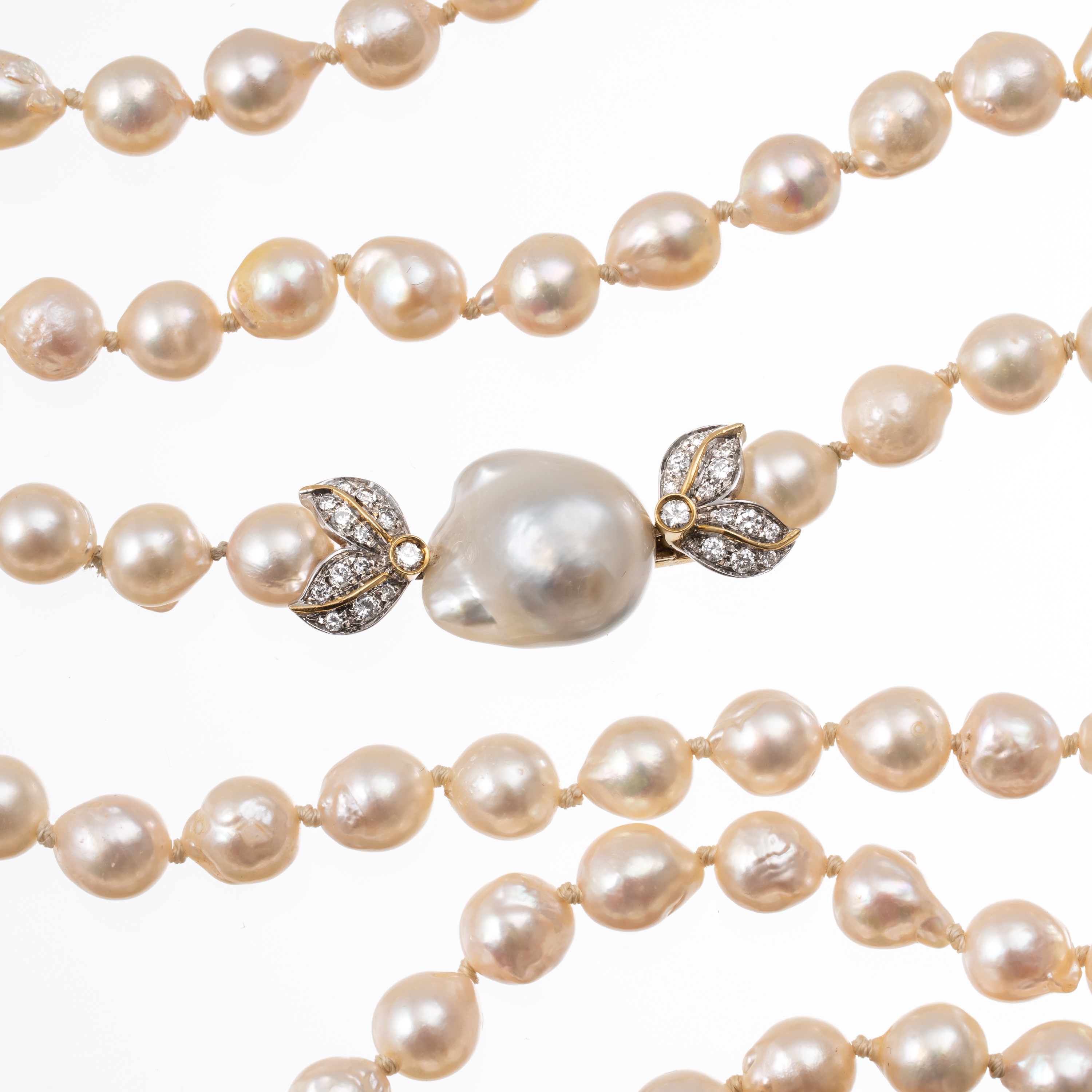 Collana di perle barocche con diamanti e chiusura in oro giallo 18 kt