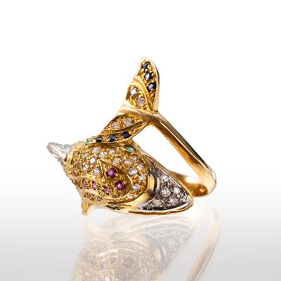 Anello a forma di delfino, oro giallo 18 kt con pavé di diamanti, zaffiri, smeraldi e rubini