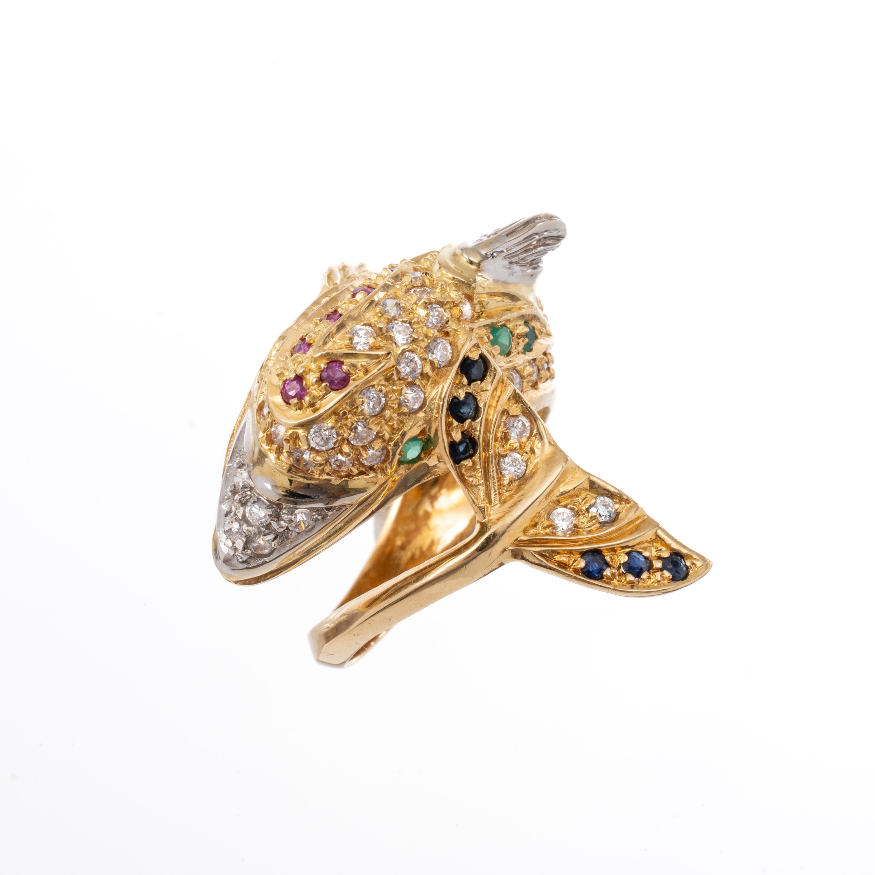 Anello a forma di delfino, oro giallo 18 kt con pavé di diamanti, zaffiri, smeraldi e rubini