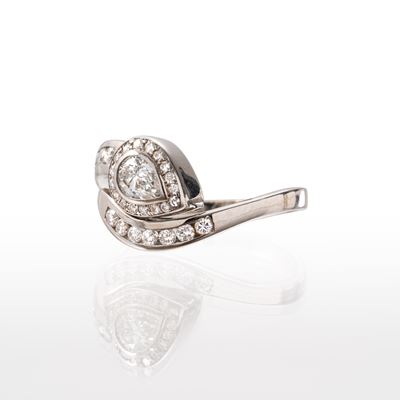 Anello a forma di serpente, oro bianco 18 kt con diamante goccia e diamanti taglio brillante