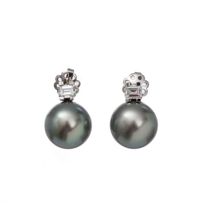 Orecchini in oro bianco 18 kt con perle grigie e diamanti taglio smeraldo