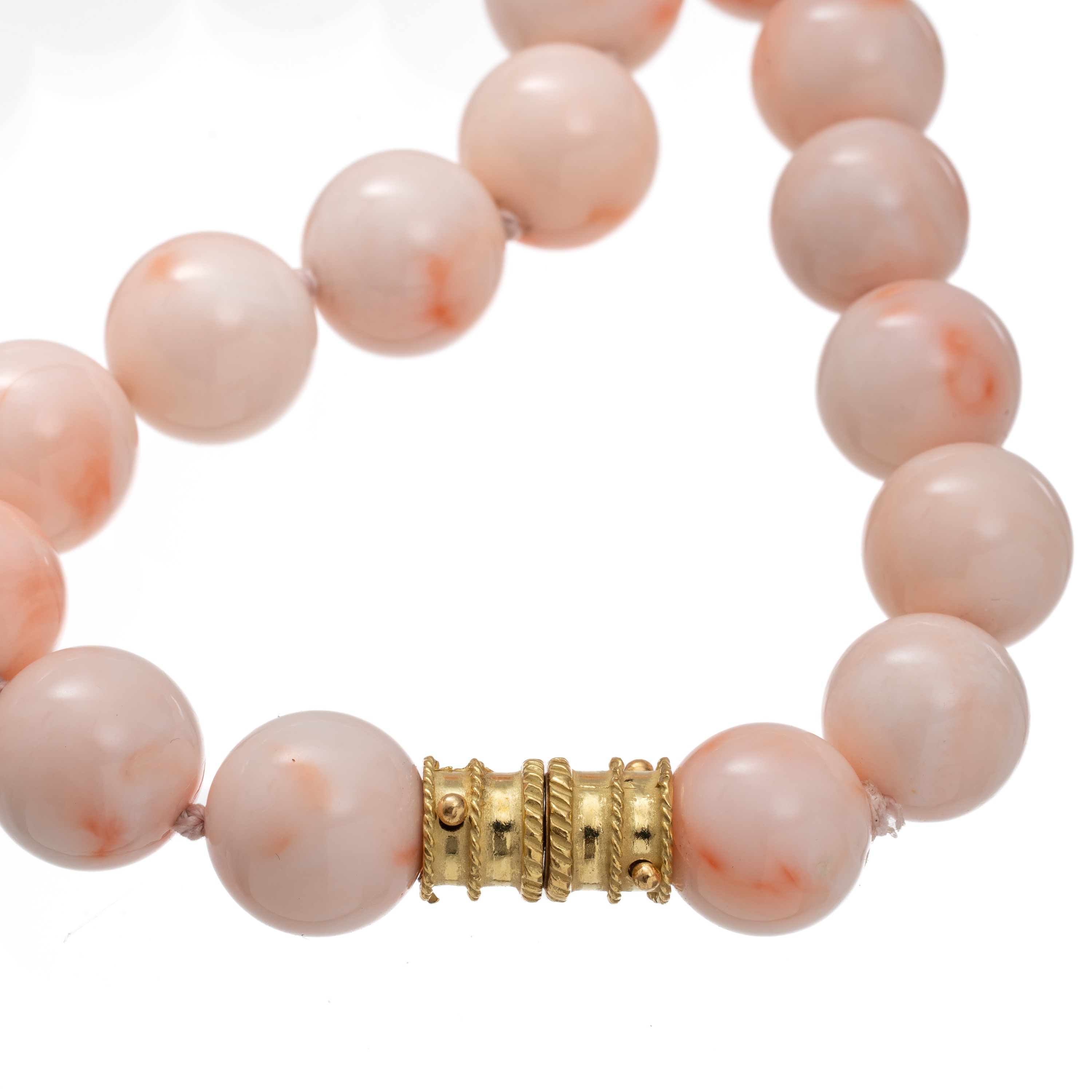 Collana in corallo rosa con chiusura in oro giallo 18 kt