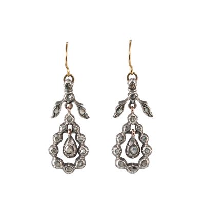 Orecchini in oro e argento con rosette di diamanti