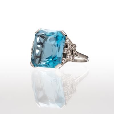 Anello in oro bianco 18 kt con acquamarina (circa 13,90 ct) e diamanti “huit-huit” (circa 0,20 ct...