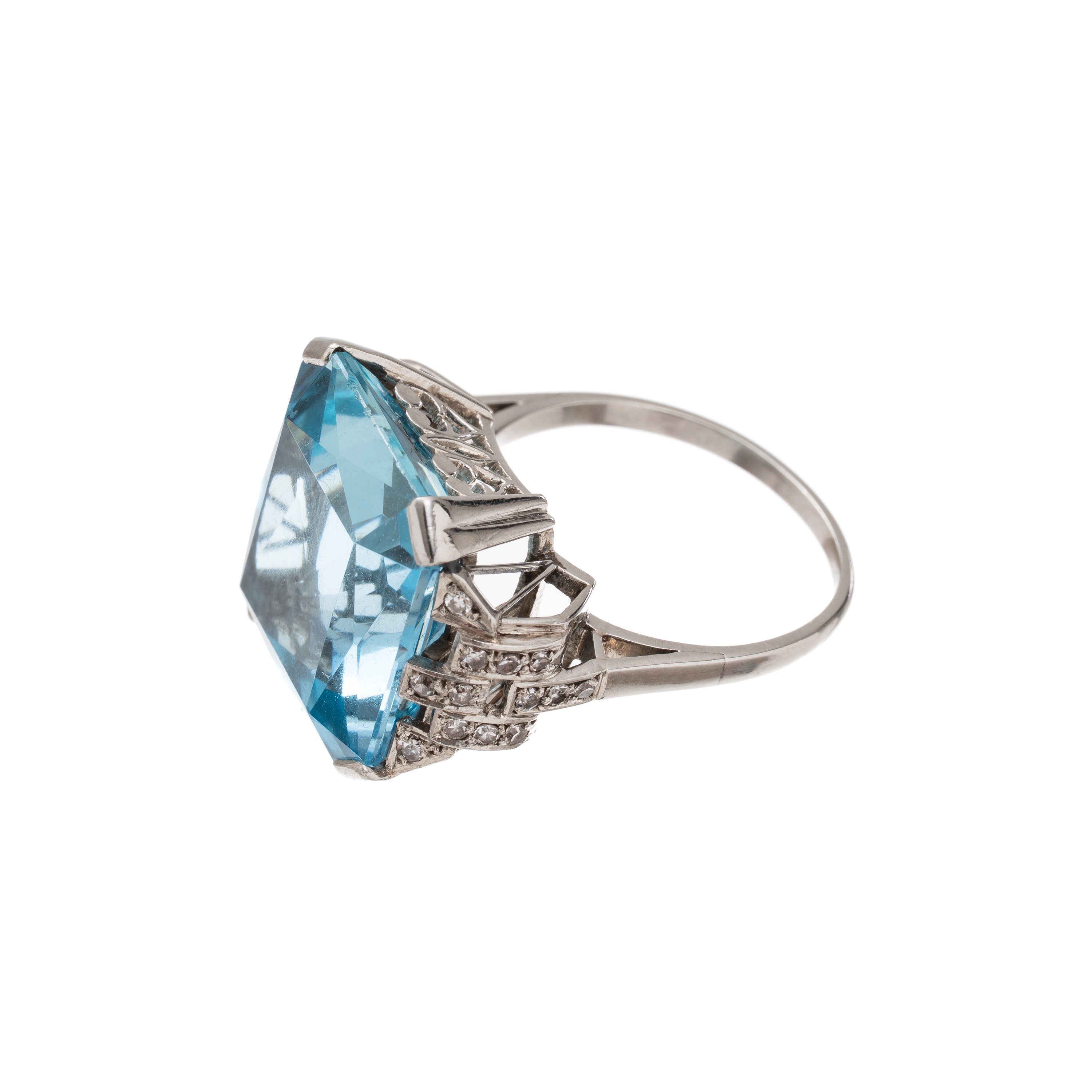 Anello in oro bianco 18 kt con acquamarina (circa 13,90 ct) e diamanti “huit-huit” (circa 0,20 ct...