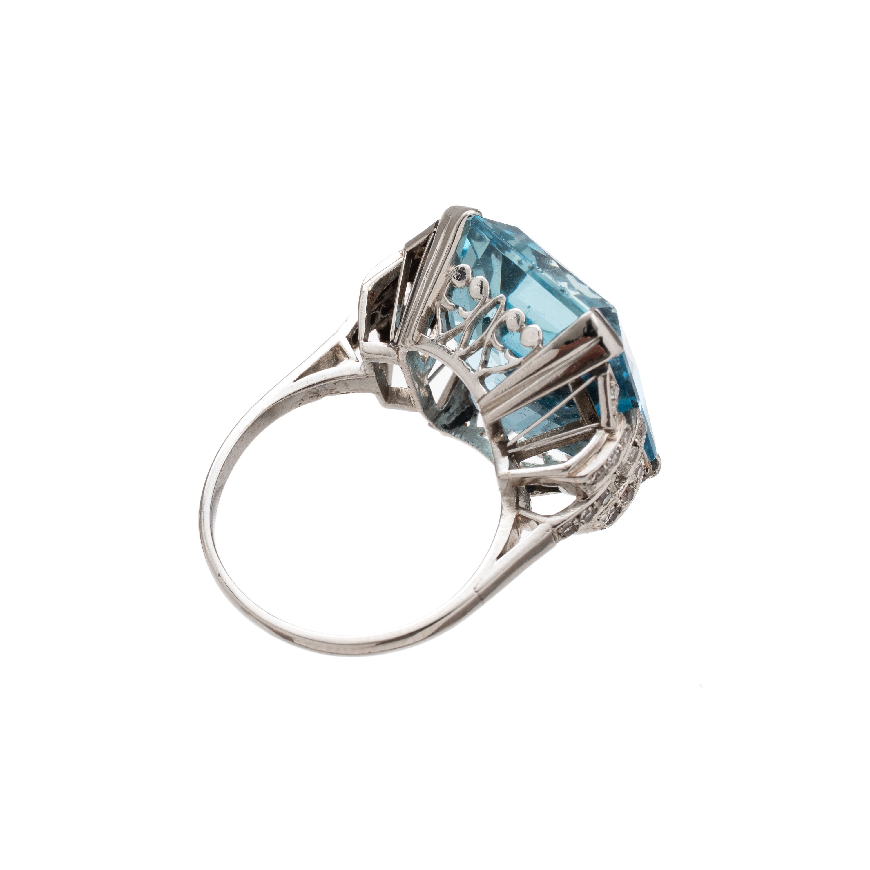 Anello in oro bianco 18 kt con acquamarina (circa 13,90 ct) e diamanti “huit-huit” (circa 0,20 ct...