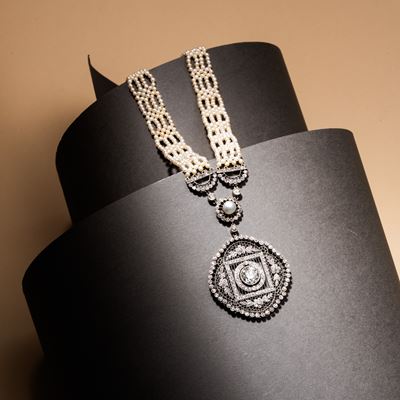 Collana in platino con microperle, perle e diamanti, con diamante centrale a vecchio taglio