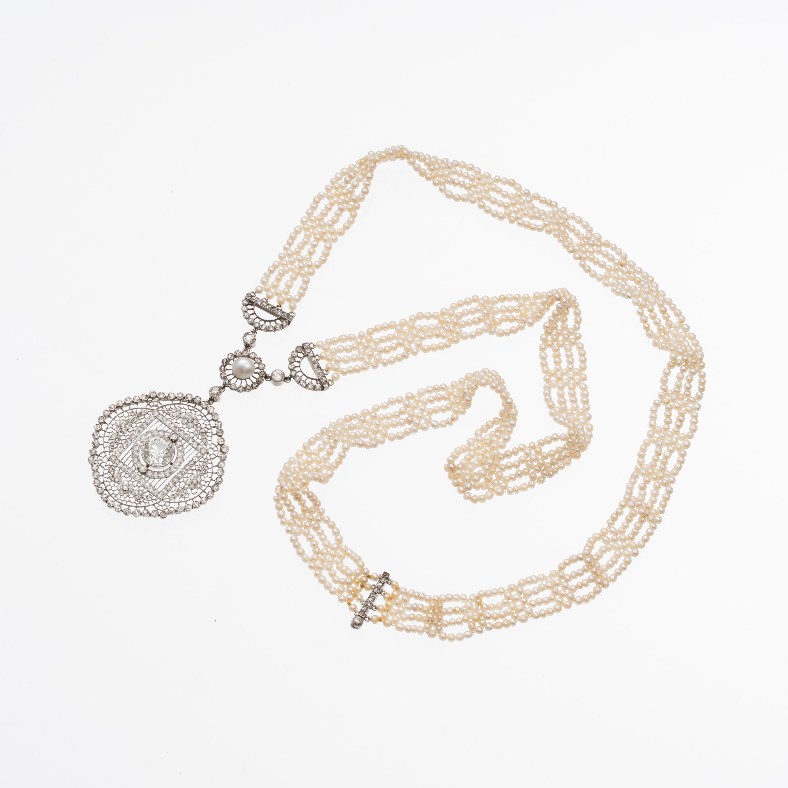 Collana in platino con microperle, perle e diamanti, con diamante centrale a vecchio taglio