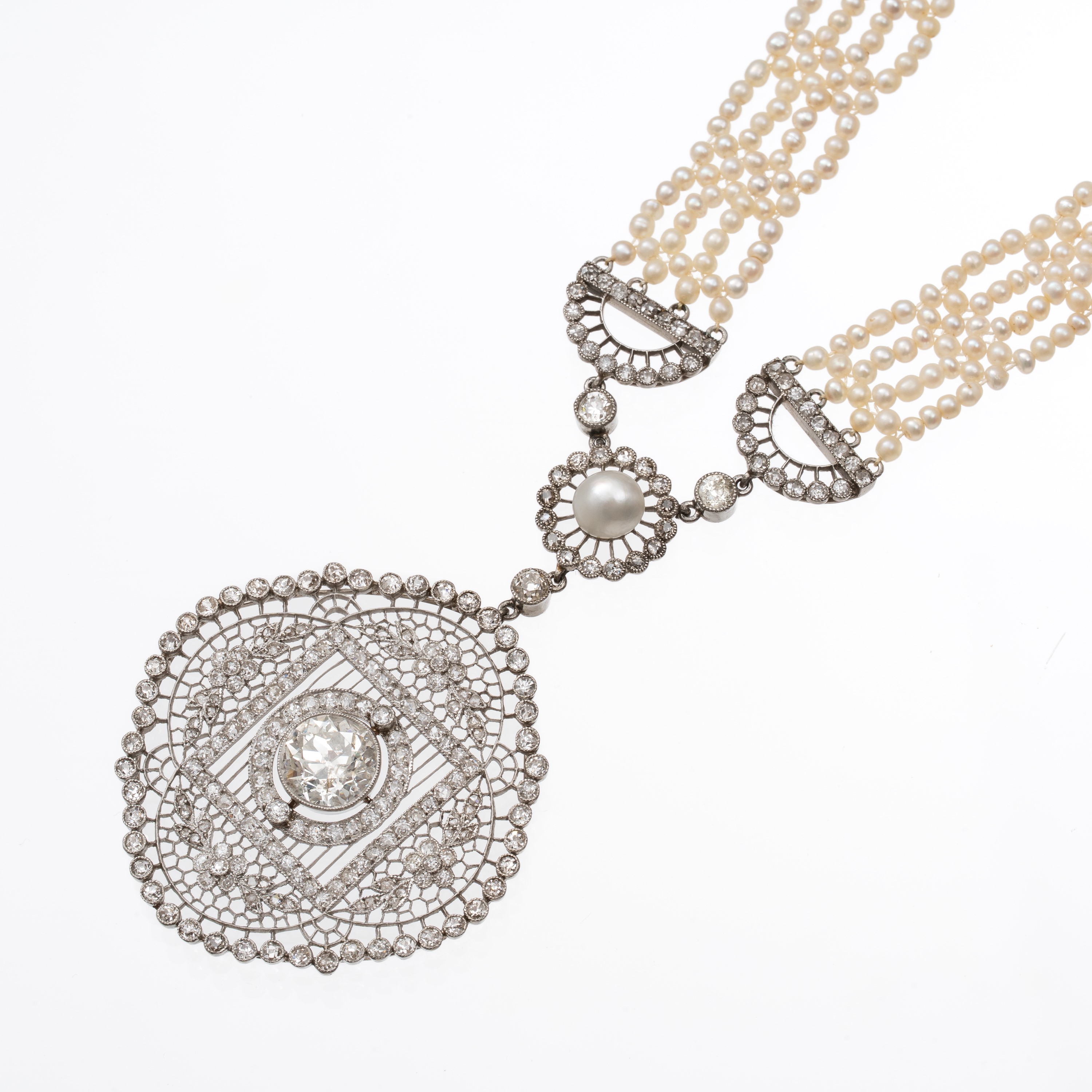 Collana in platino con microperle, perle e diamanti, con diamante centrale a vecchio taglio