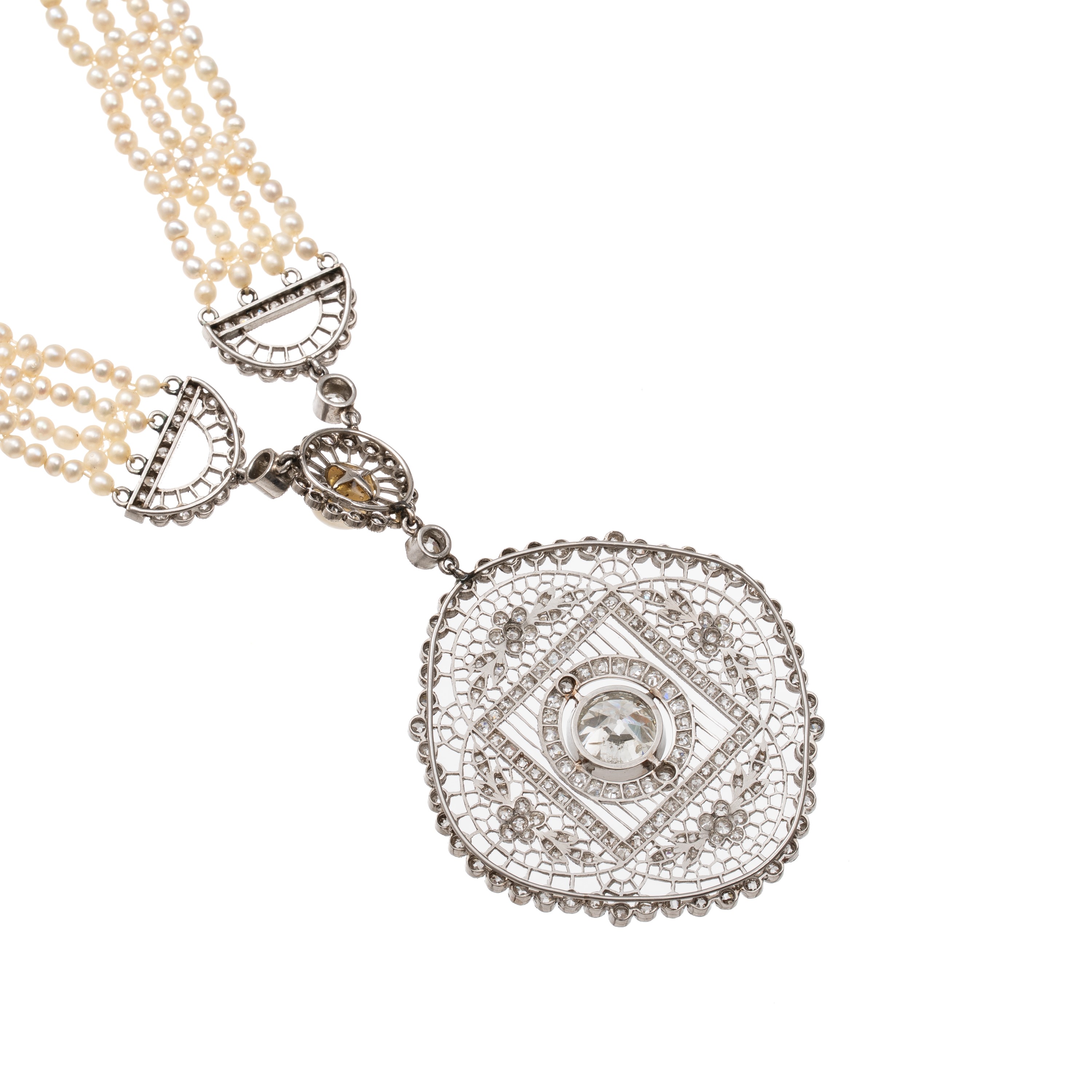 Collana in platino con microperle, perle e diamanti, con diamante centrale a vecchio taglio