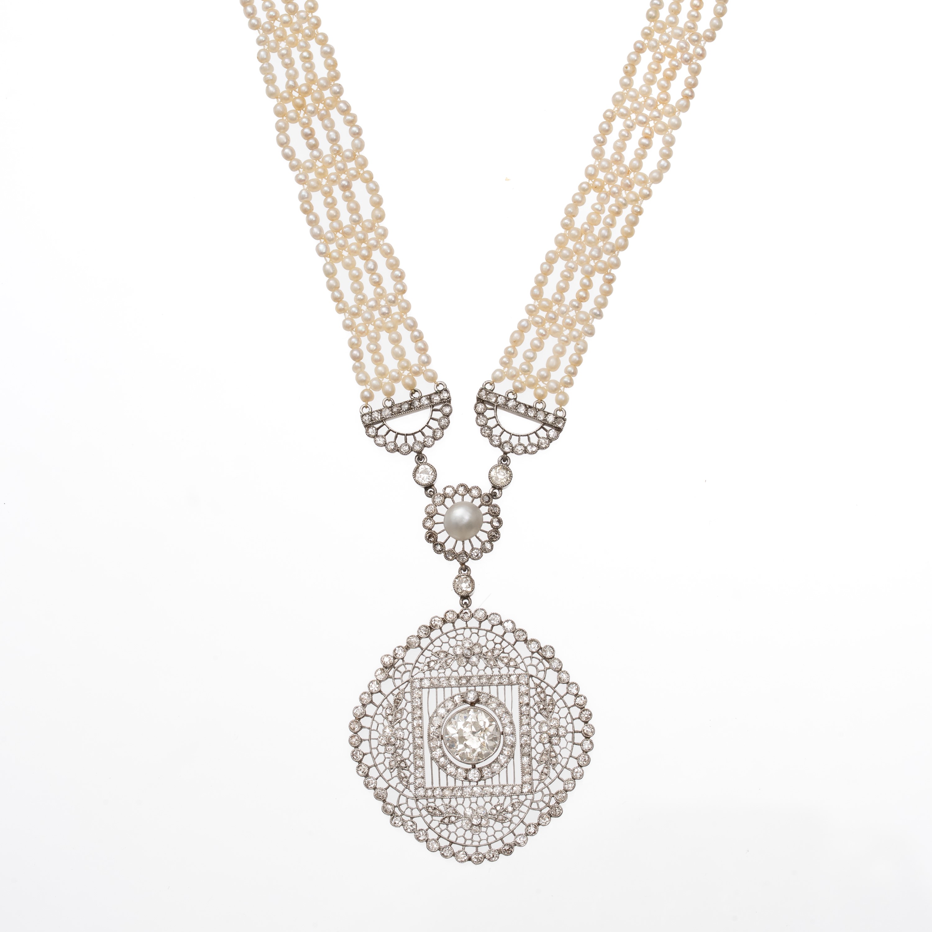 Collana in platino con microperle, perle e diamanti, con diamante centrale a vecchio taglio