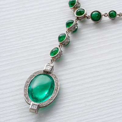 Collana, Smeraldi chabochon e diamanti, oro bianco 18 kt