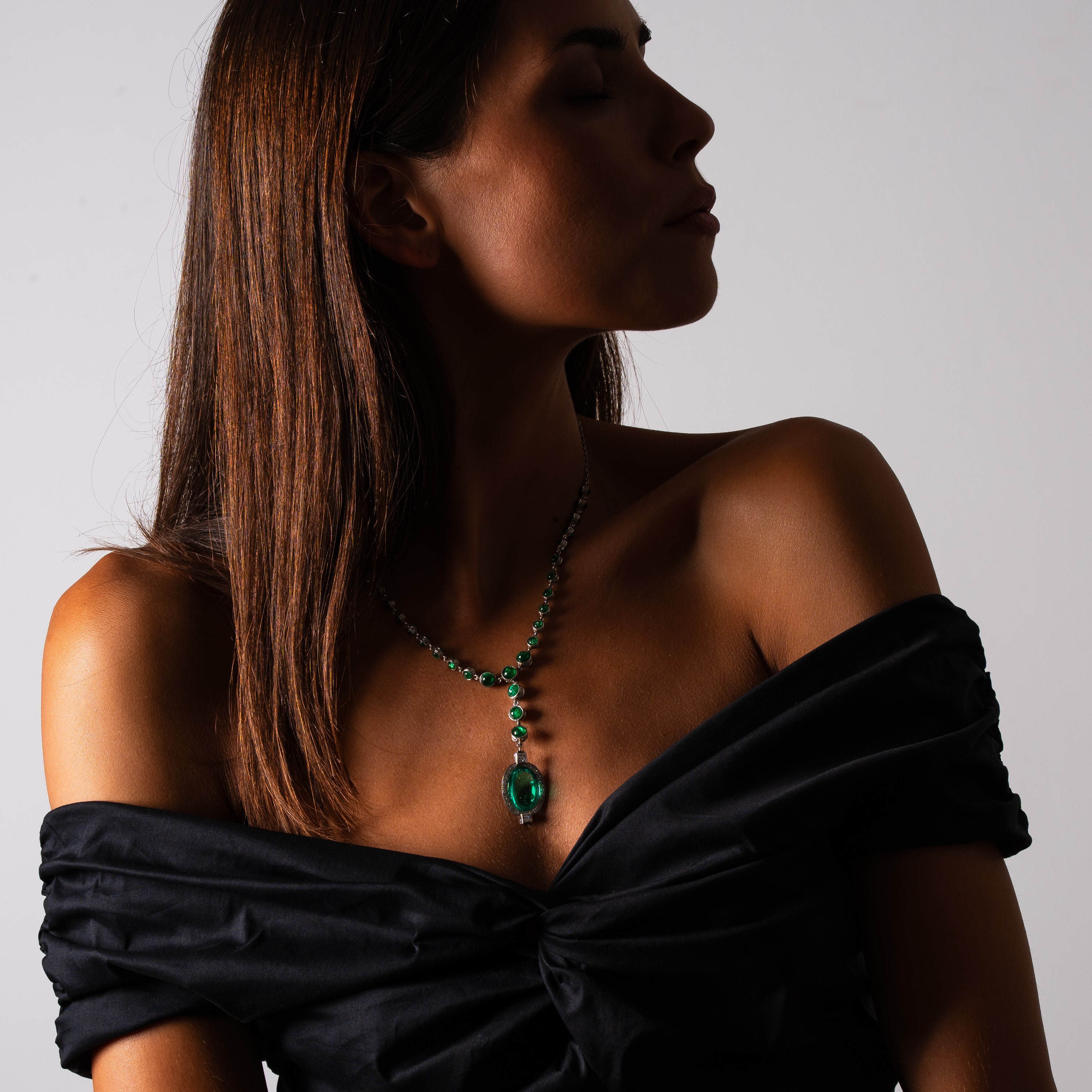 Collana, Smeraldi chabochon e diamanti, oro bianco 18 kt