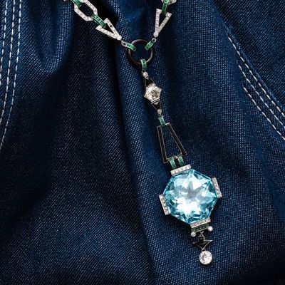 Collana in platino con diamanti, smeraldi, onice e acquamarina