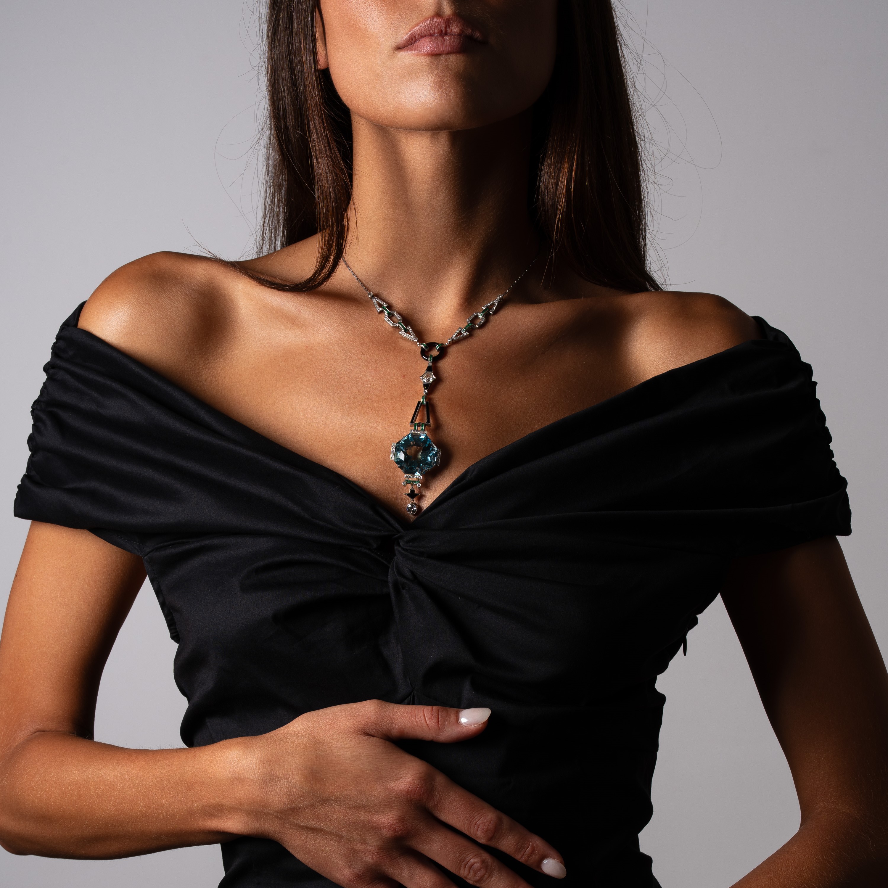 Collana in platino con diamanti, smeraldi, onice e acquamarina