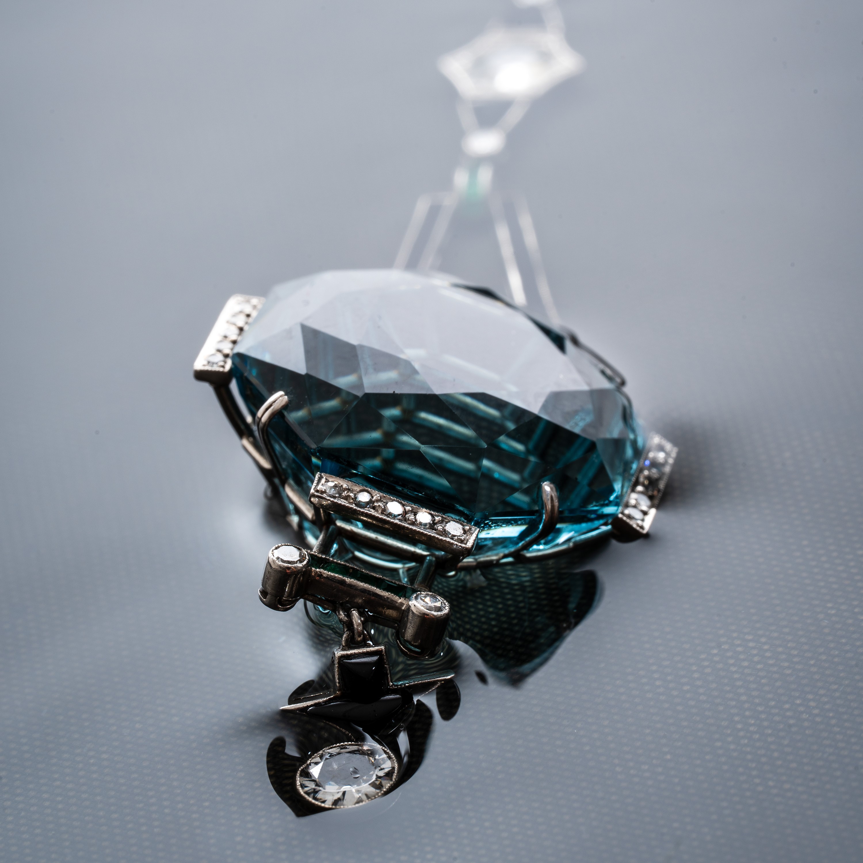Collana in platino con diamanti, smeraldi, onice e acquamarina