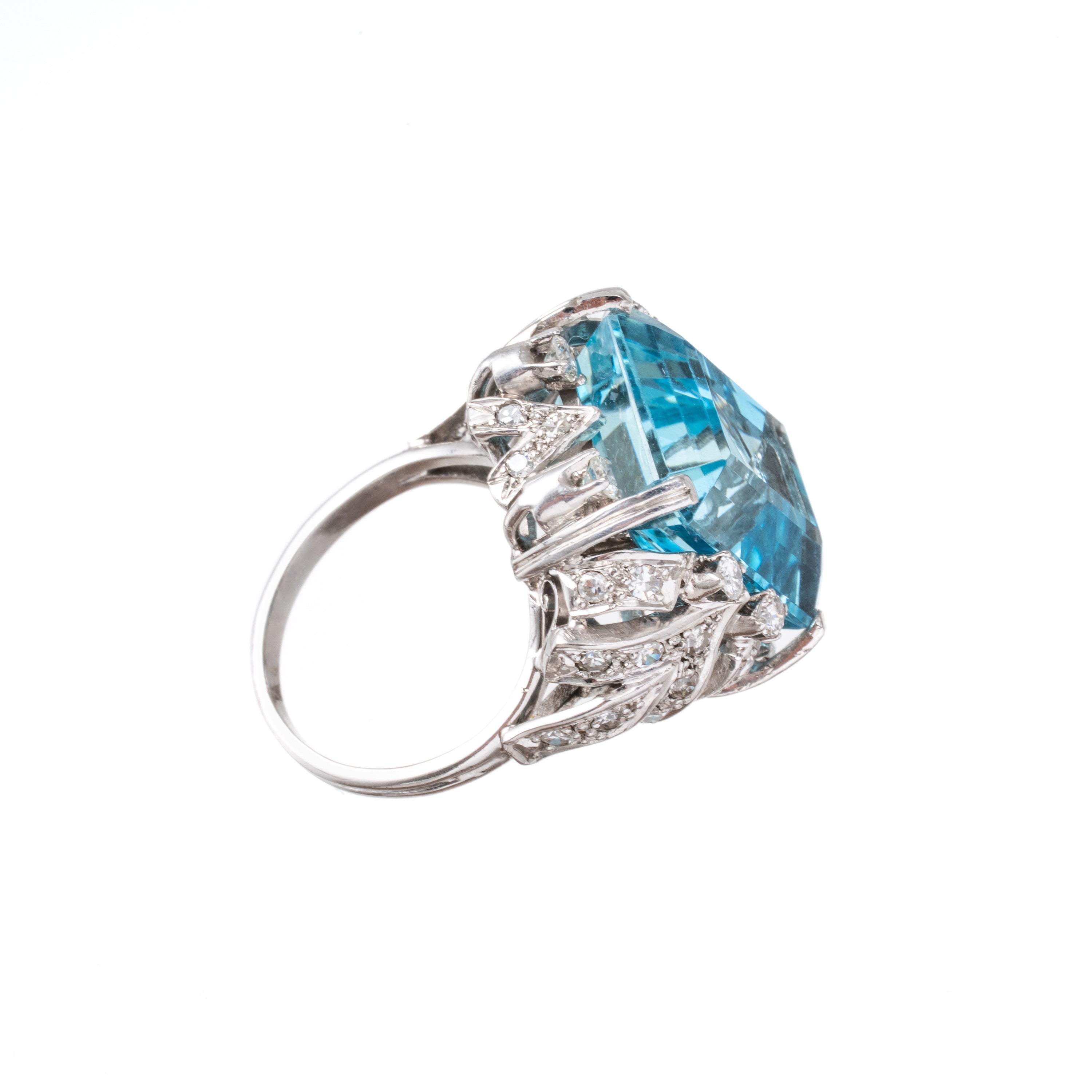 Anello in platino con acquamarina, 16,30 ct