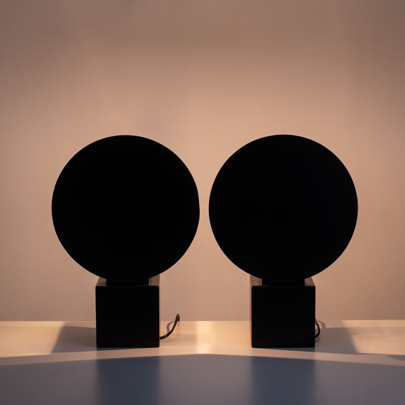 Anonimo - Coppia di lampade in legno laccato opaco nero con base quadrata e disco diffusore