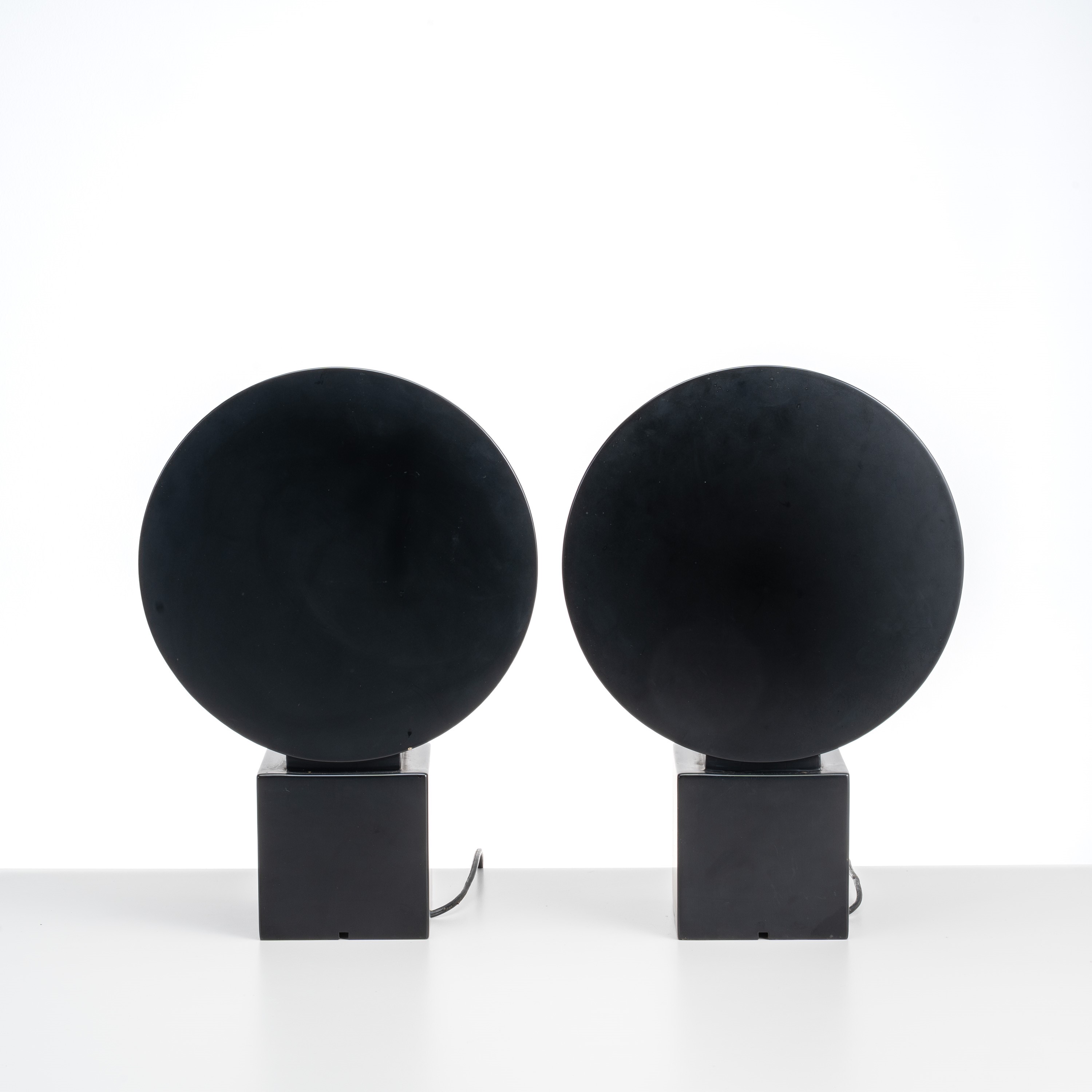 Anonimo - Coppia di lampade in legno laccato opaco nero con base quadrata e disco diffusore