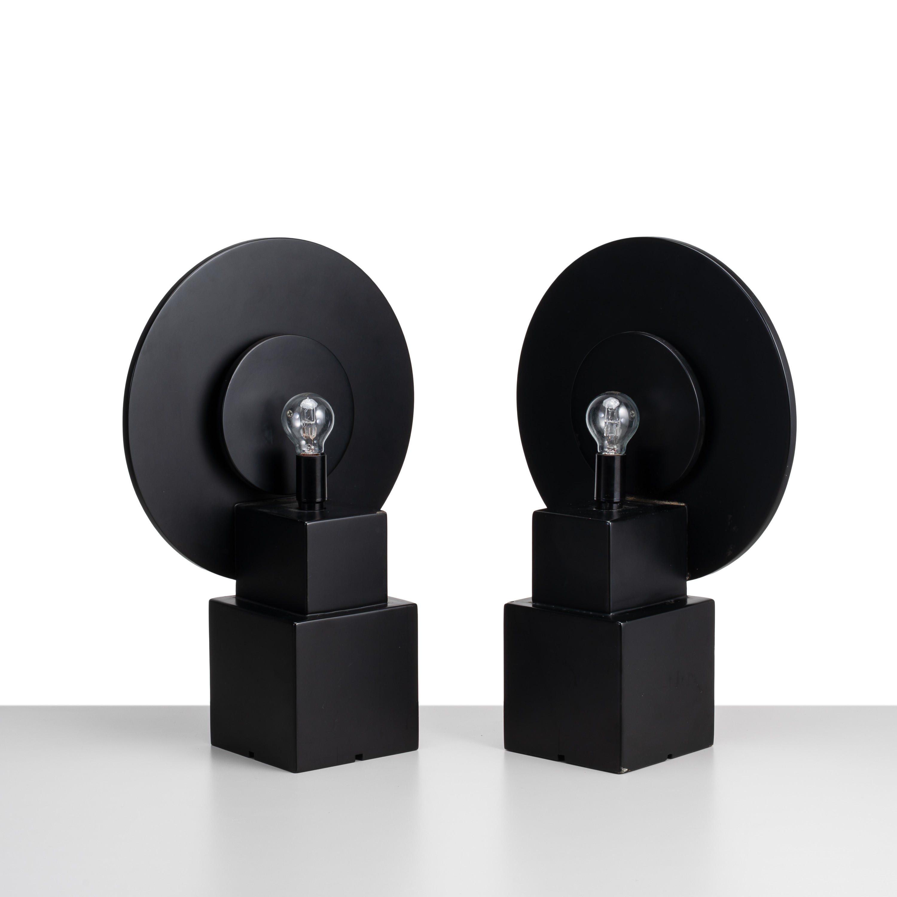 Anonimo - Coppia di lampade in legno laccato opaco nero con base quadrata e disco diffusore