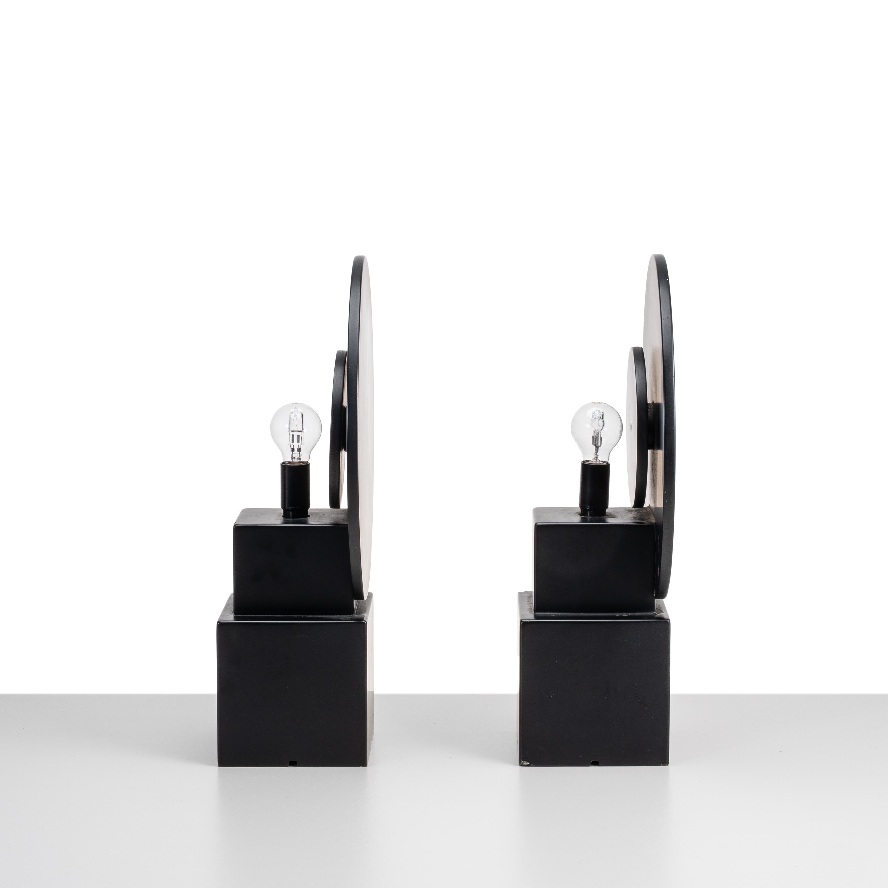 Anonimo - Coppia di lampade in legno laccato opaco nero con base quadrata e disco diffusore