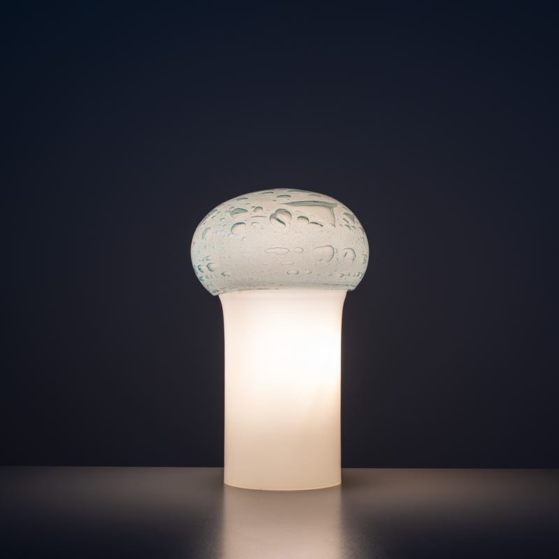 Atribuito a Vistosi, Lampada da tavolo in vetro opalino e vetro colorato