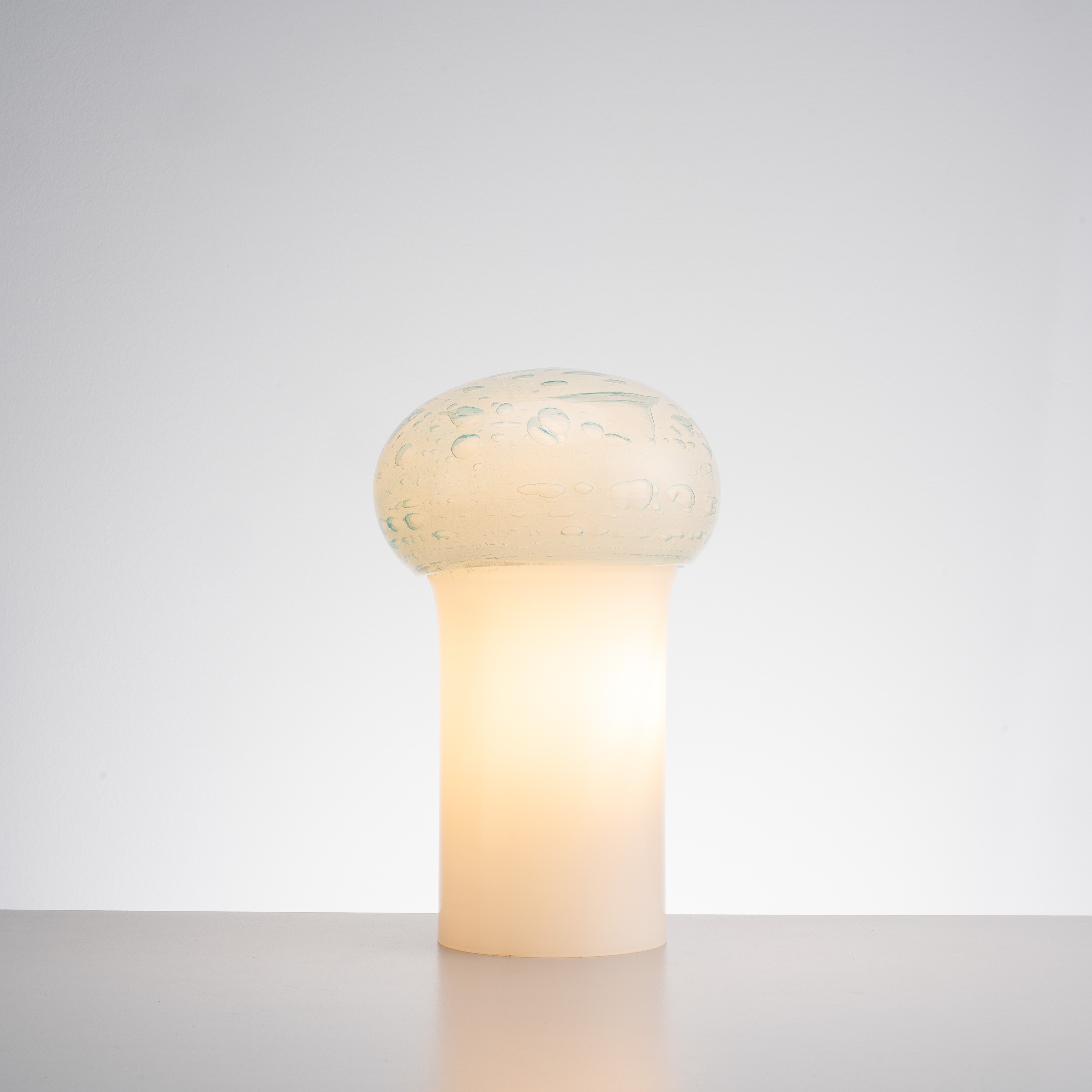 Atribuito a Vistosi, Lampada da tavolo in vetro opalino e vetro colorato