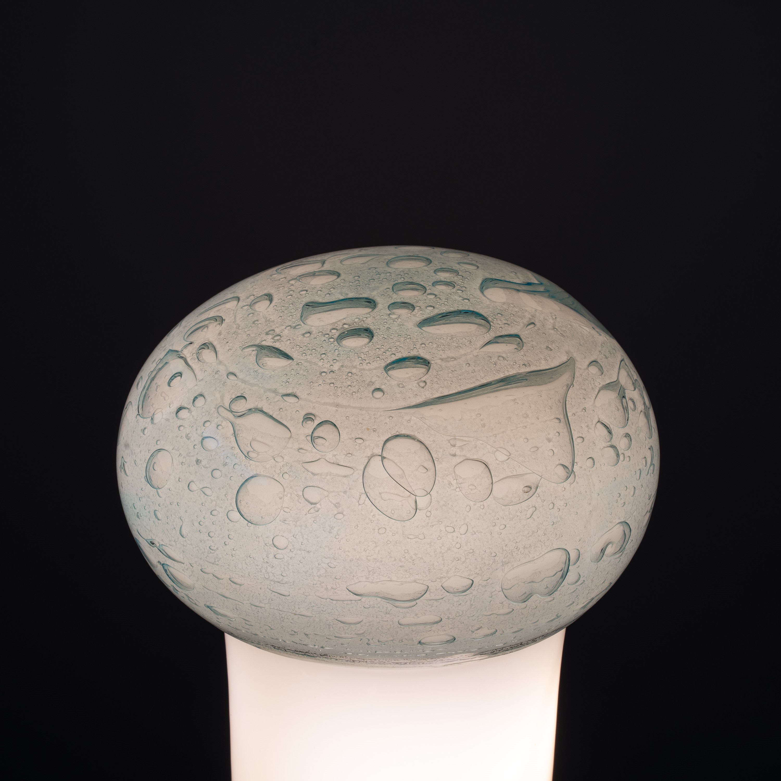 Atribuito a Vistosi, Lampada da tavolo in vetro opalino e vetro colorato