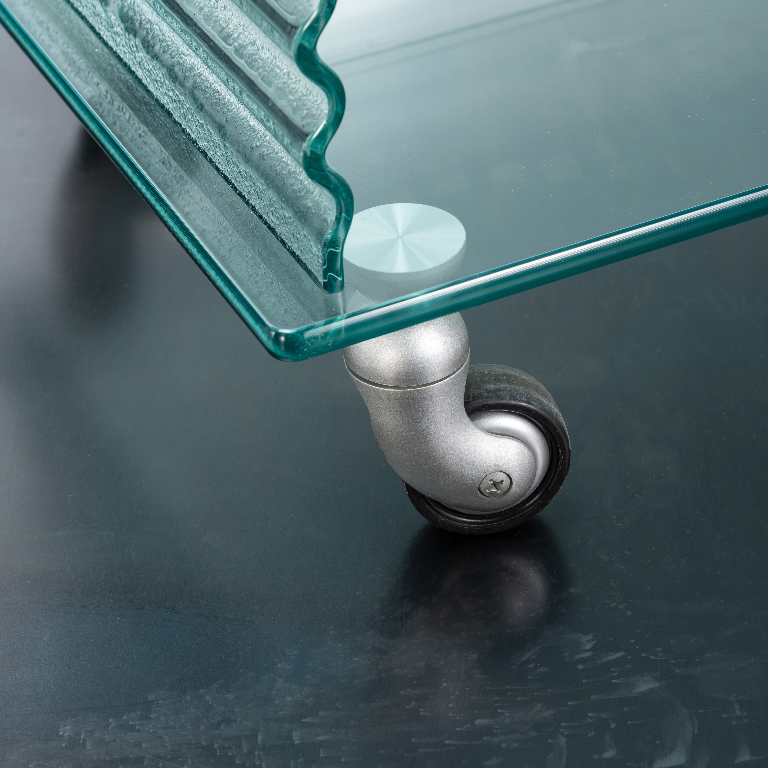 Ron Arad - Mobile 'Onda' in vetro curvato e alluminio con ruote direzionabili