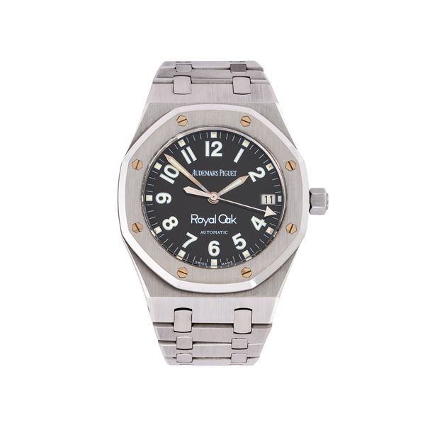 AUDEMARS PIGUET - ROYAL OAK OROLOGIO SOLO TEMPO A CARICA AUTOMATICA IN ACCIAIO CON QUADRANTE NERO, DATARIO AD ORE TRE E INDICI CON NUMERI ARABI.