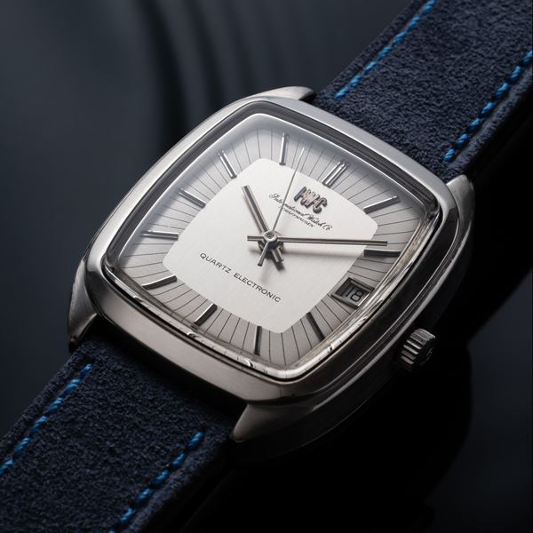 IWC - IWC - BETA 21 OROLOGIO SOLO TEMPO AL QUARZO CON QUADRANTE BITONALE GRIGIO E DATARIO AD ORE TRE