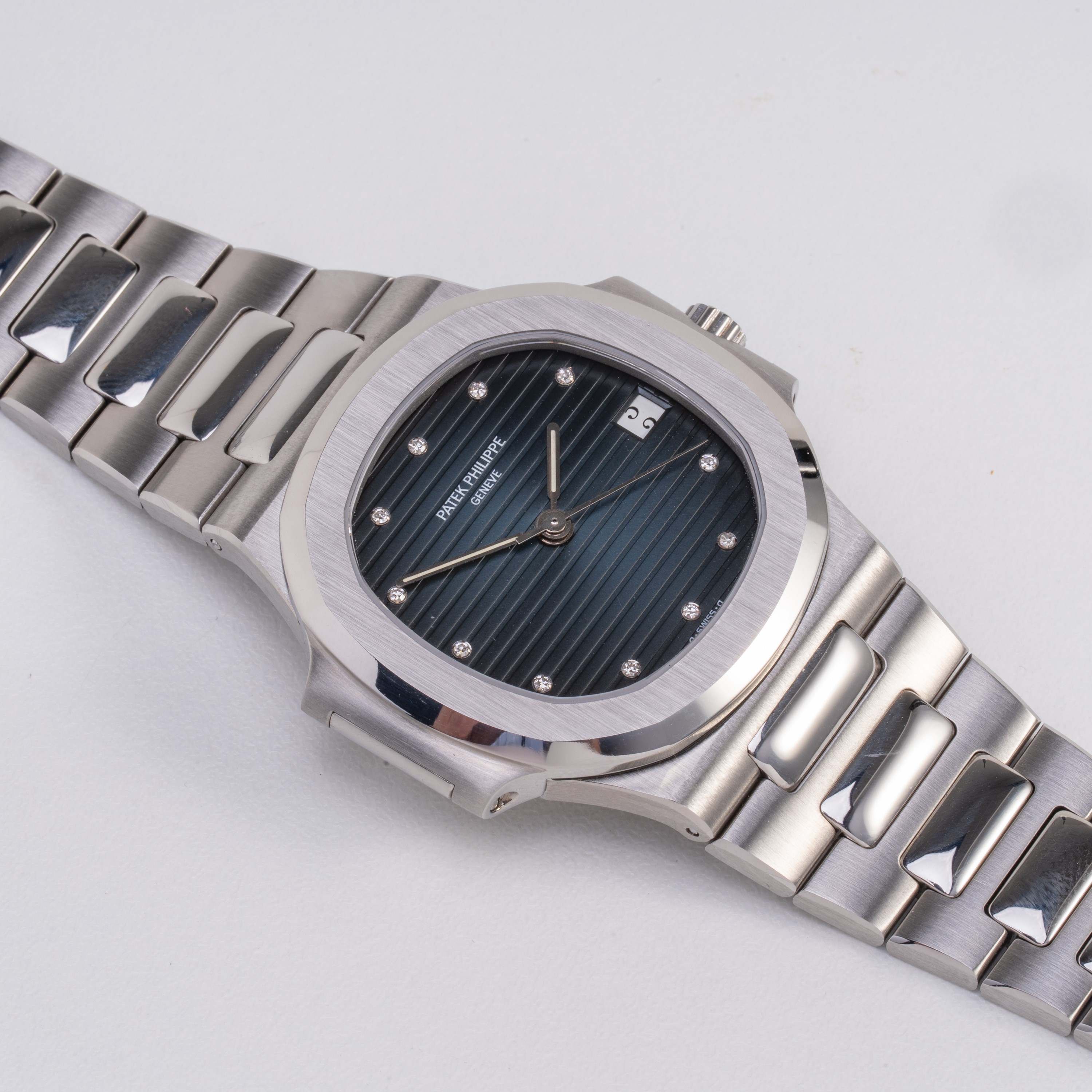 Patek Philippe - Nautilus 3800 — orologio solo tempo in acciaio con quadrante blu sigma, diamanti...