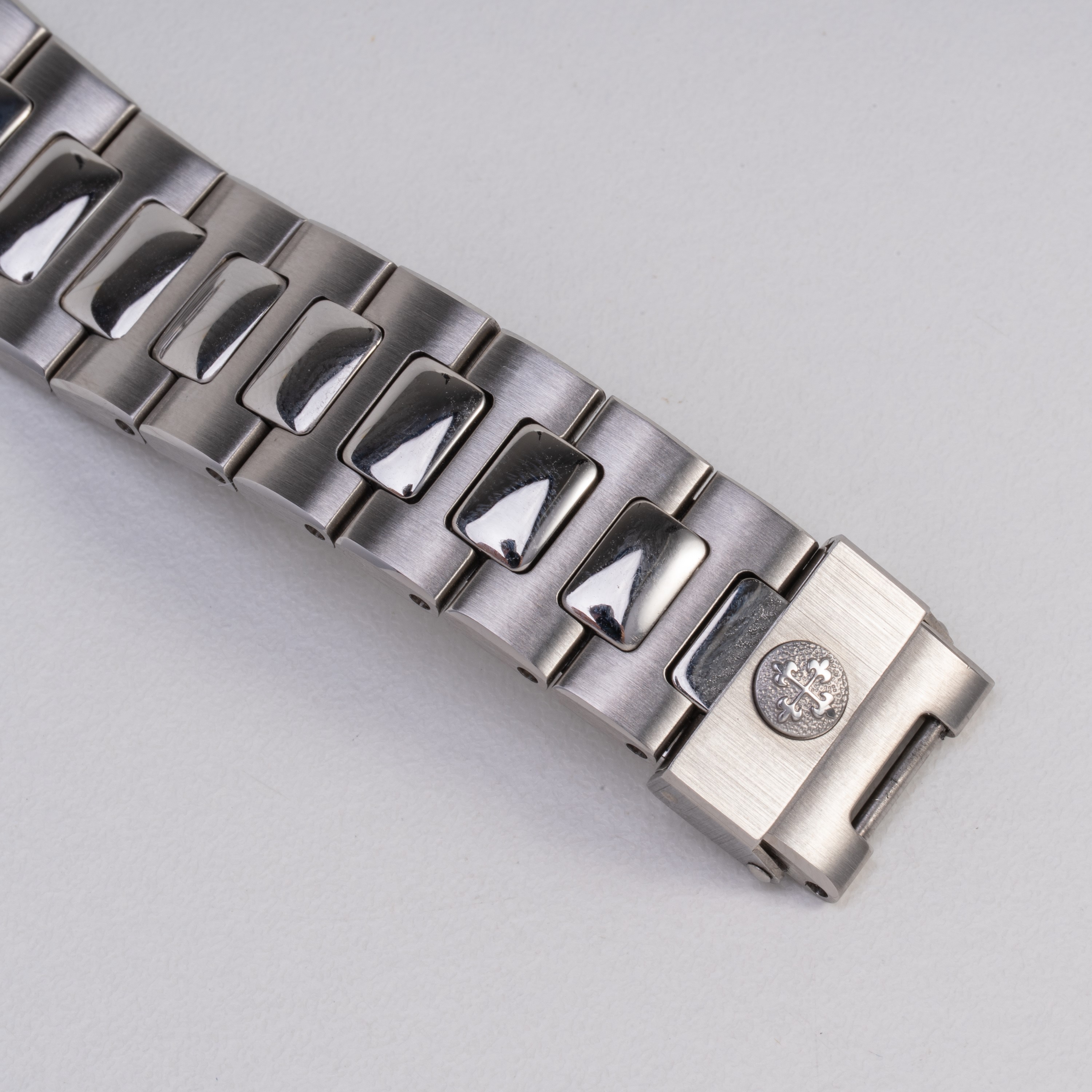 Patek Philippe - Nautilus 3800 — orologio solo tempo in acciaio con quadrante blu sigma, diamanti...