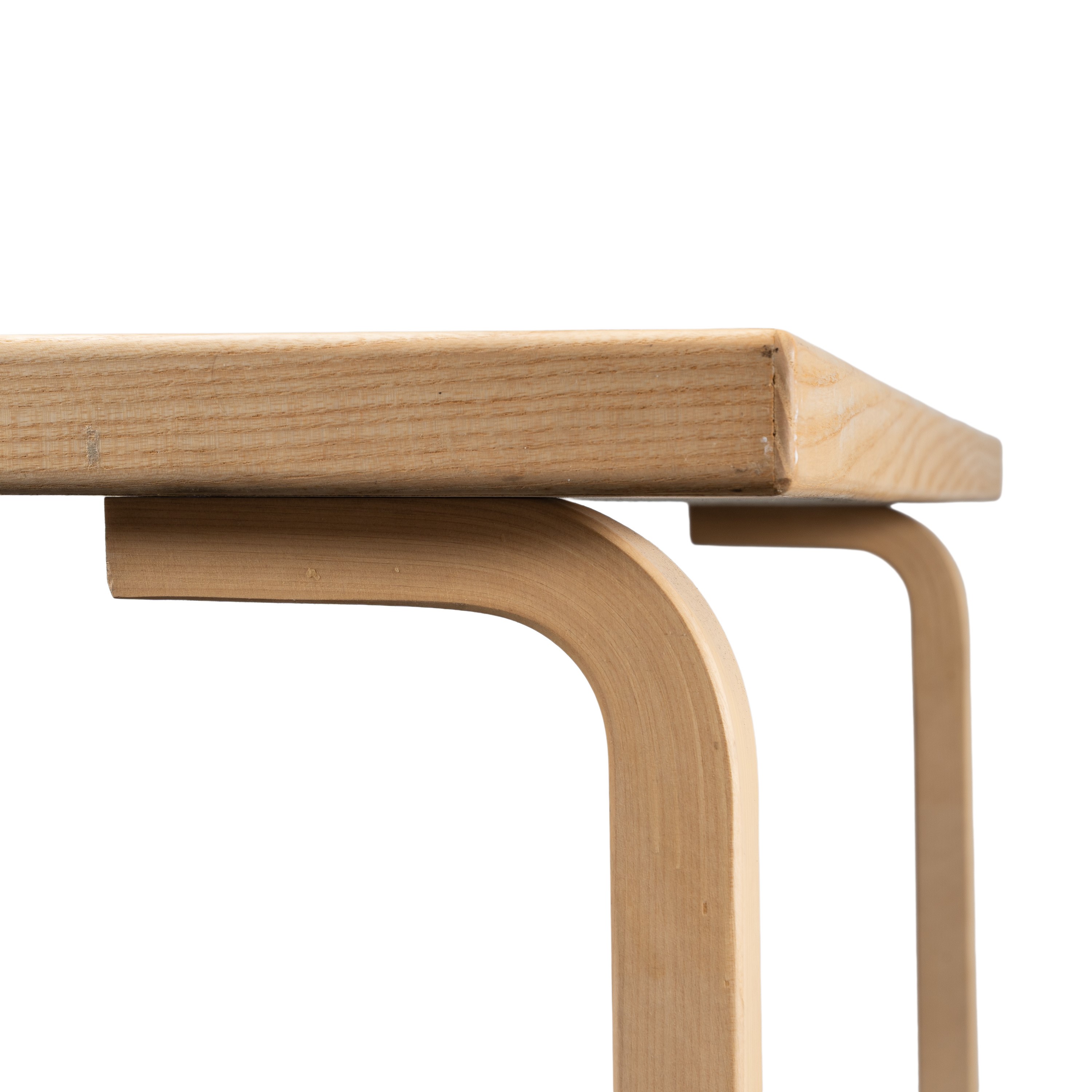 Alvar Aalto - Tavolo in legno di betulla curvato (produzione Artek, disegno 1955)