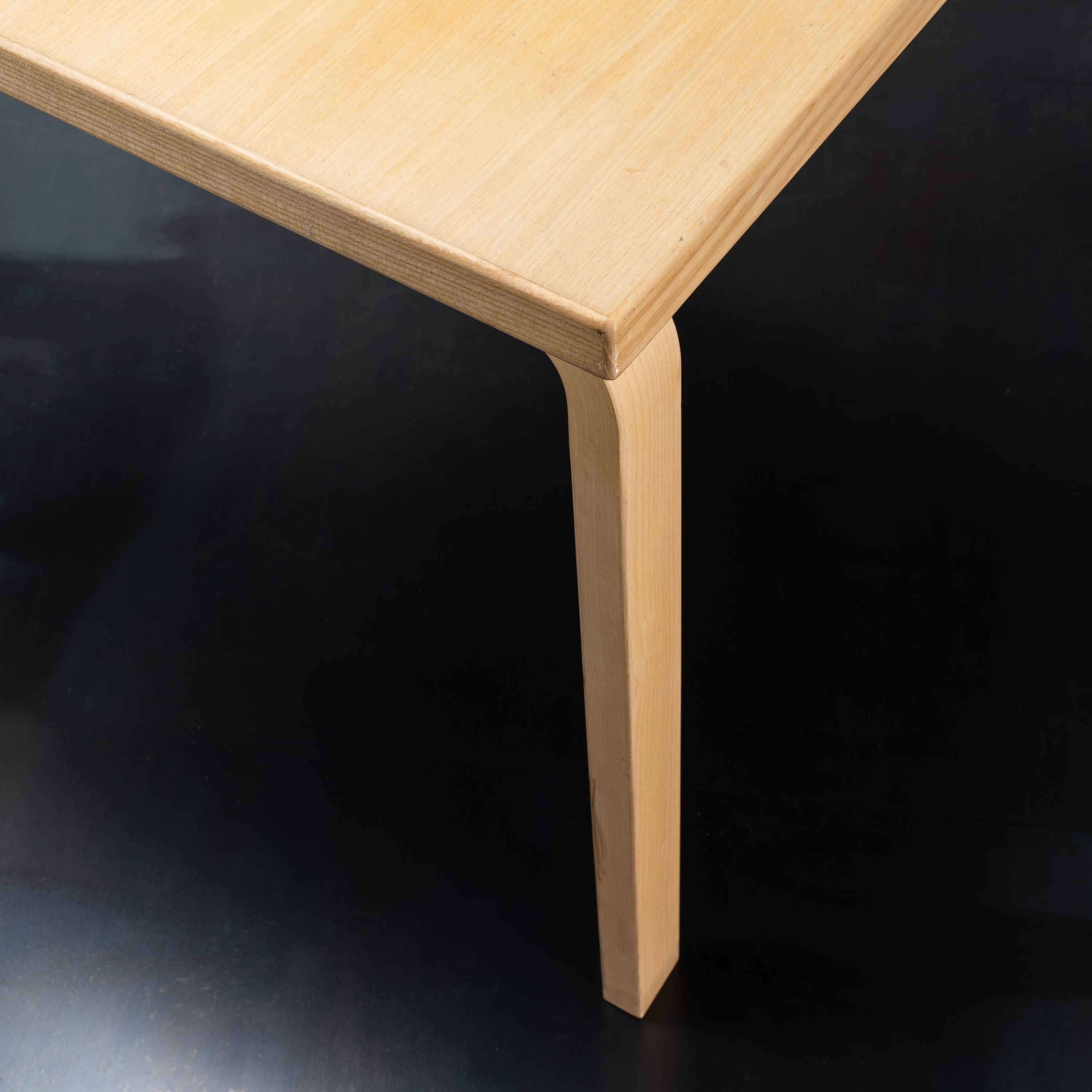 Alvar Aalto - Tavolo in legno di betulla curvato (produzione Artek, disegno 1955)