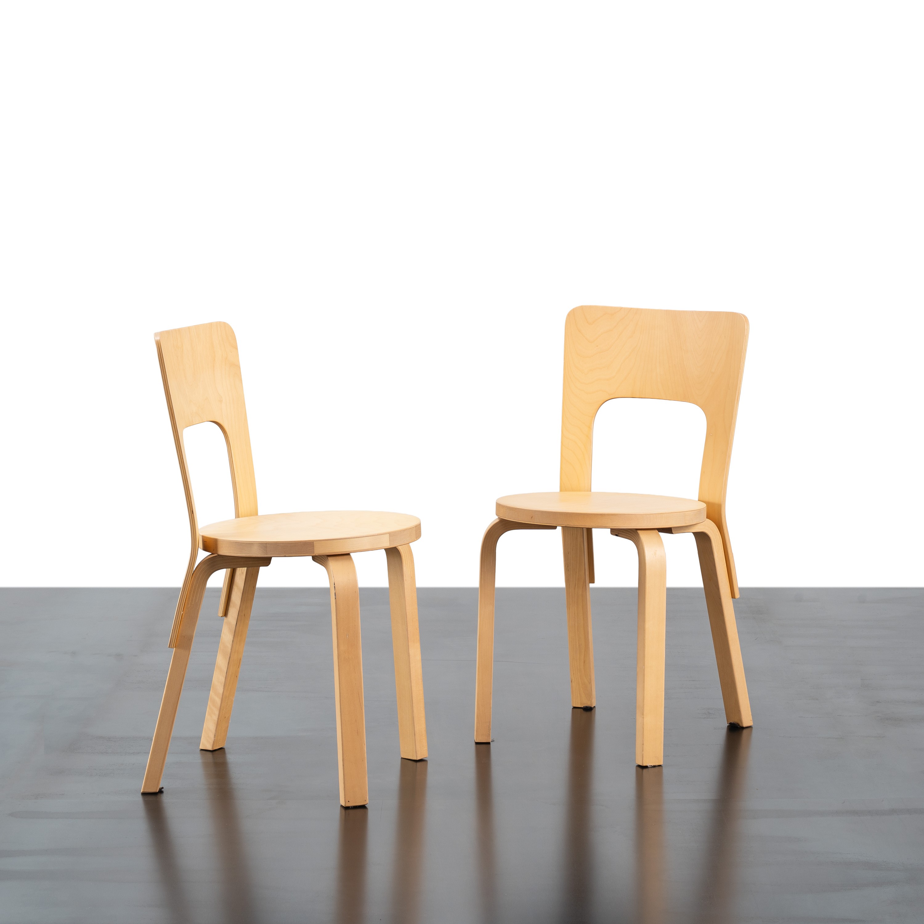 Alvar Aalto - Set di quattro sedie in legno di betulla, produzione Artek (disegno 1955)