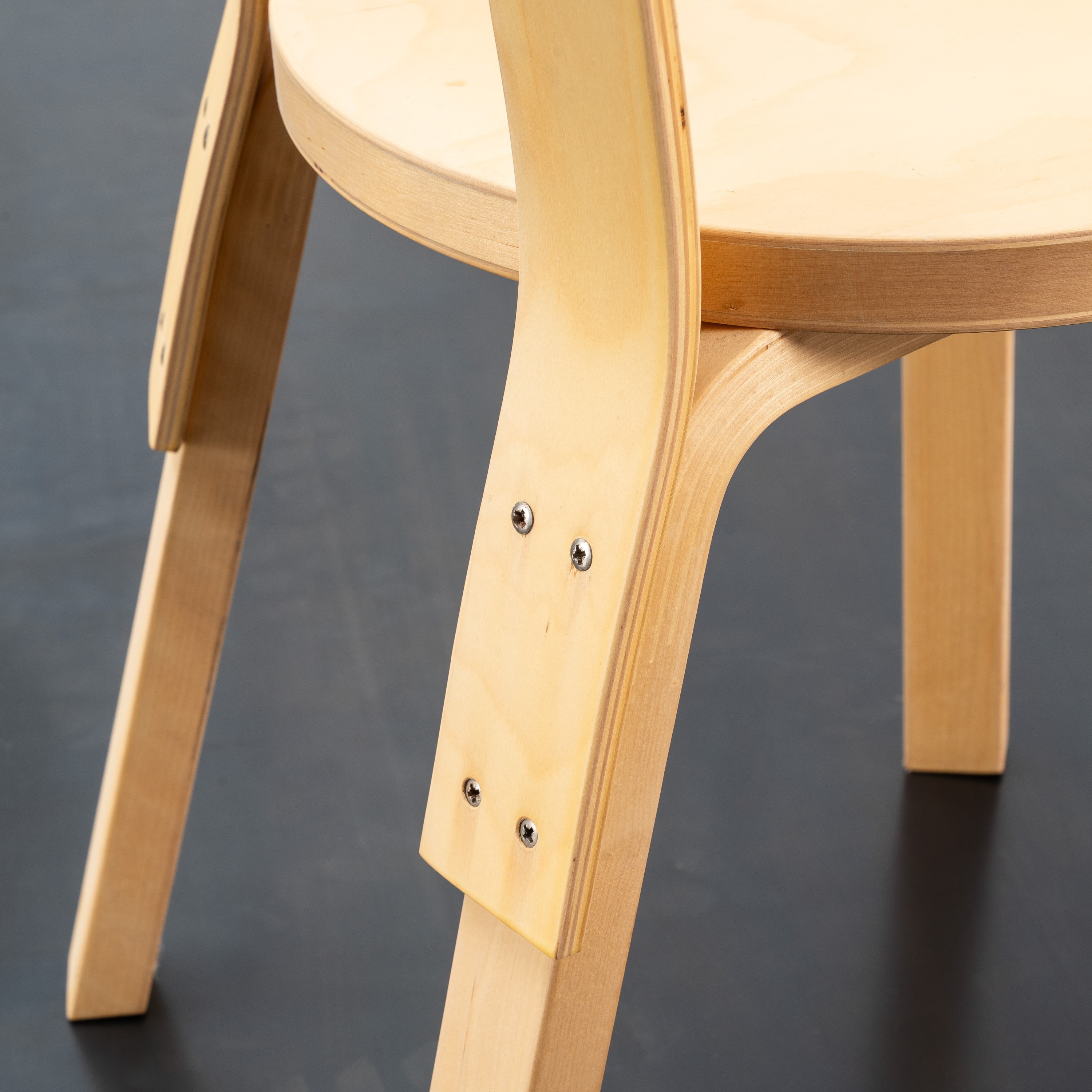 Alvar Aalto - Set di quattro sedie in legno di betulla, produzione Artek (disegno 1955)