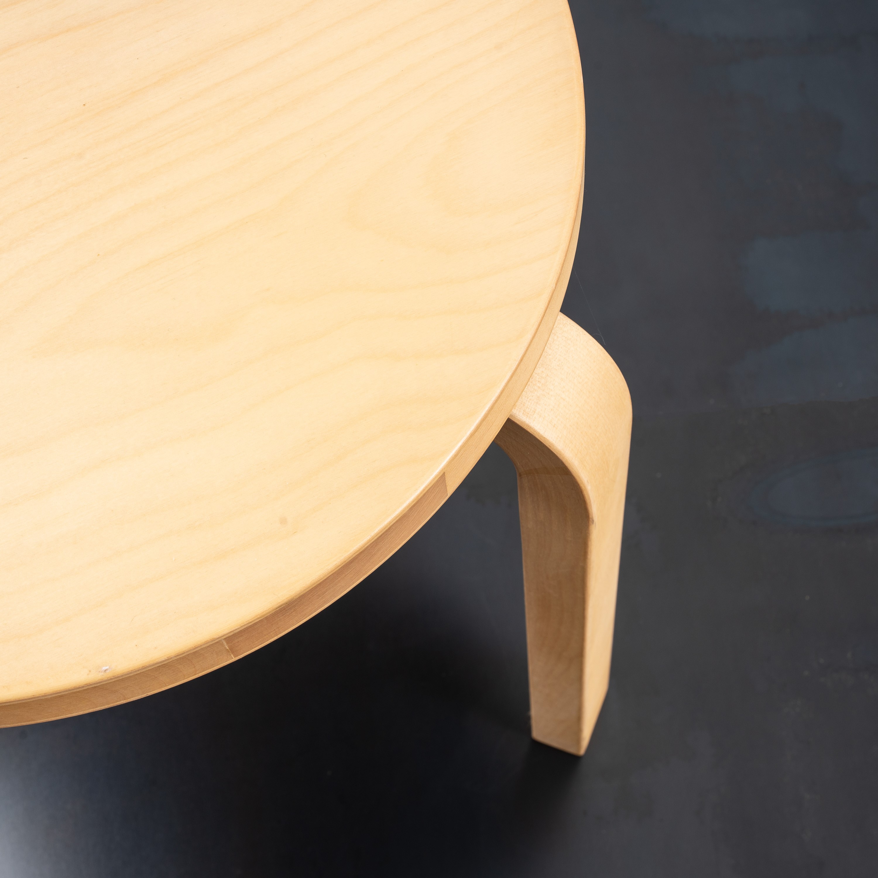 Alvar Aalto - Set di quattro sedie in legno di betulla, produzione Artek (disegno 1955)