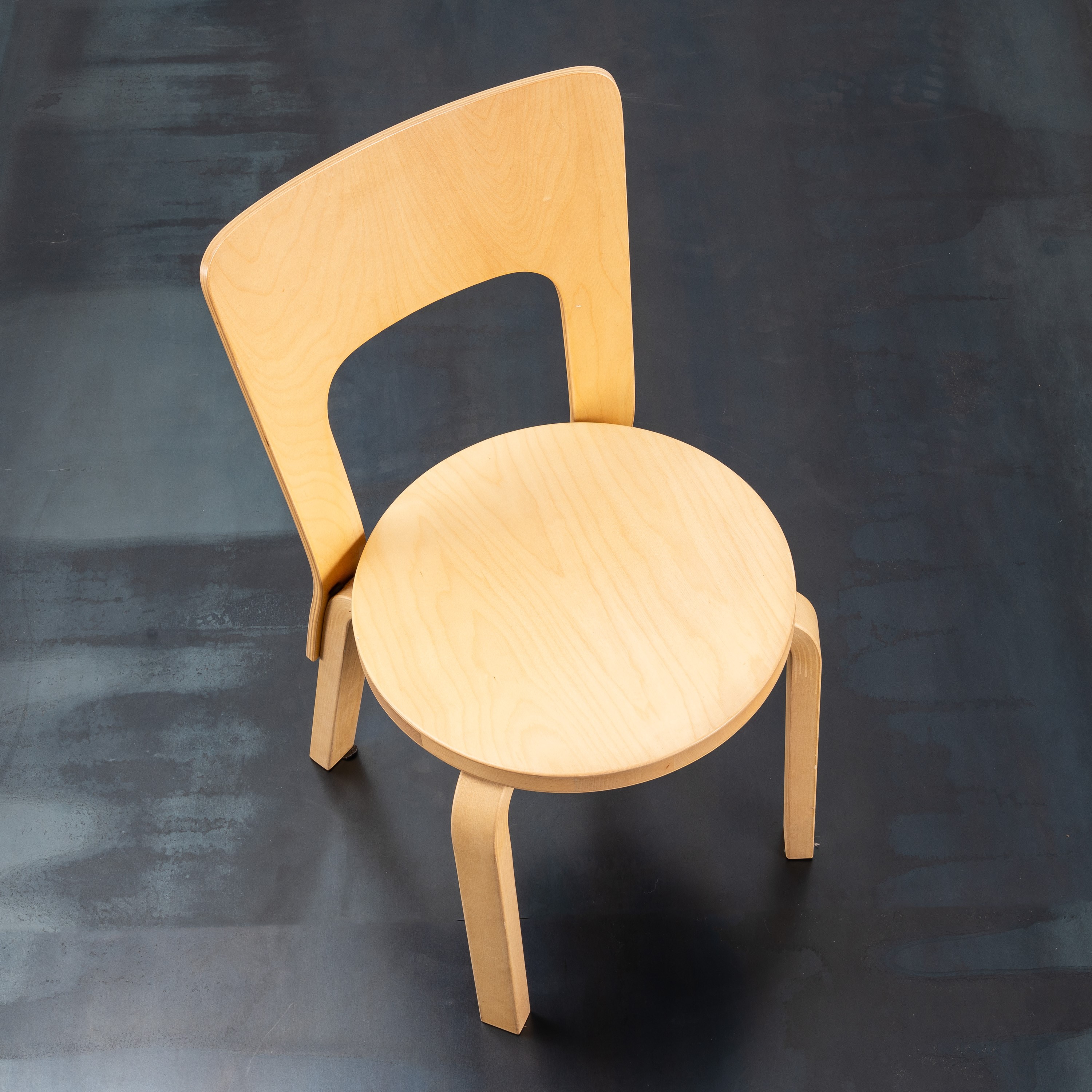 Alvar Aalto - Set di quattro sedie in legno di betulla, produzione Artek (disegno 1955)