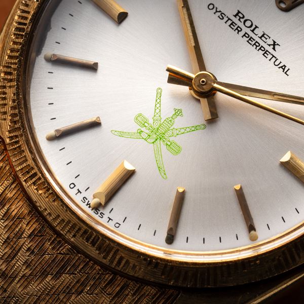 ROLEX - ROLEX - OYSTER PERPETUAL OROLOGIO SOLO TEMPO A CARICA AUTOMATICA IN ORO GIALLO 18KT CON BRACCIALE ROLEX IN ORO GIALLO 18KT LAVORATO, GHIERA LAVORATA E QUADRANTE CON SPADE KHANJAR VERDI 