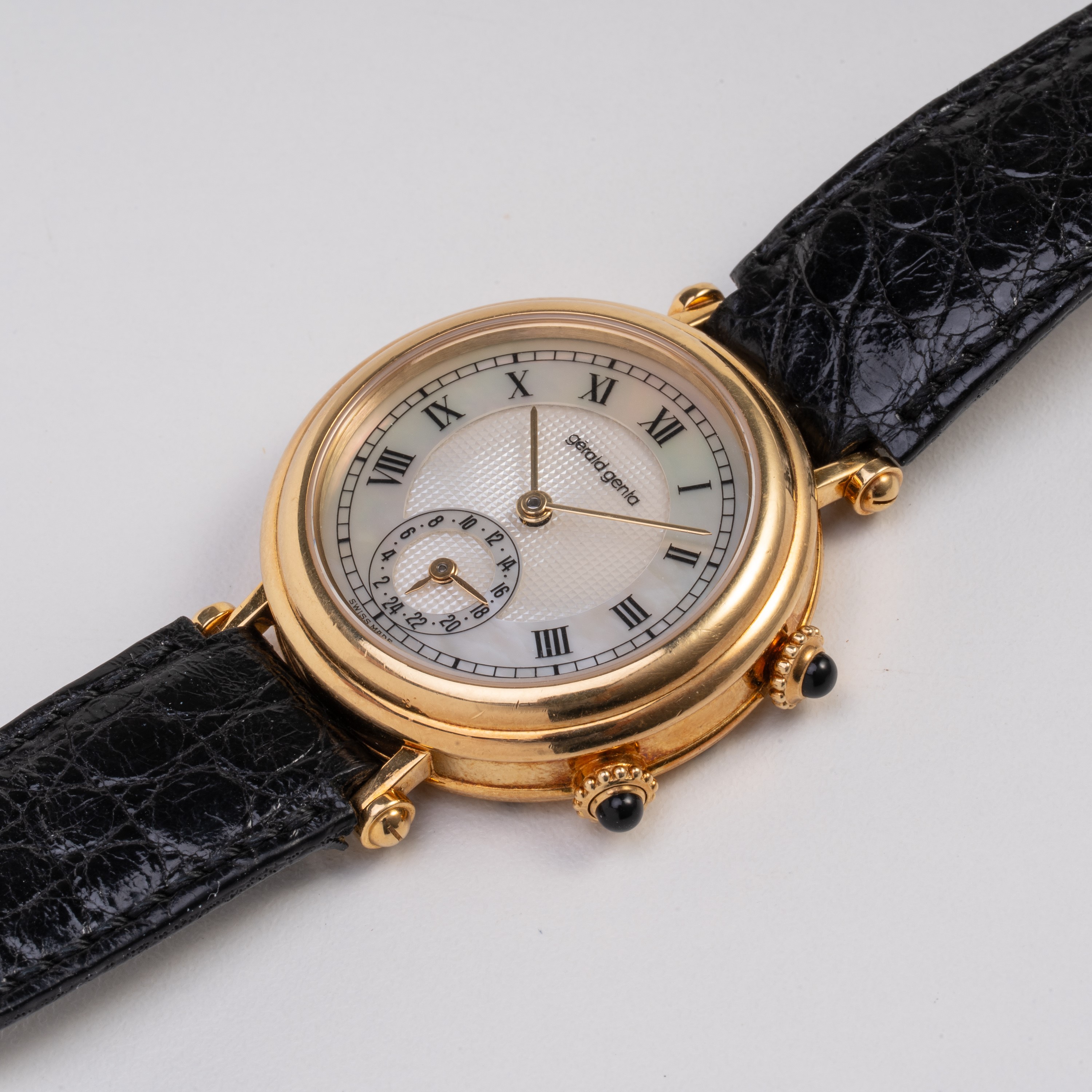 Gerald Genta - Dual Time, orologio solo tempo automatico in oro giallo 18 kt con quadrante bianco...