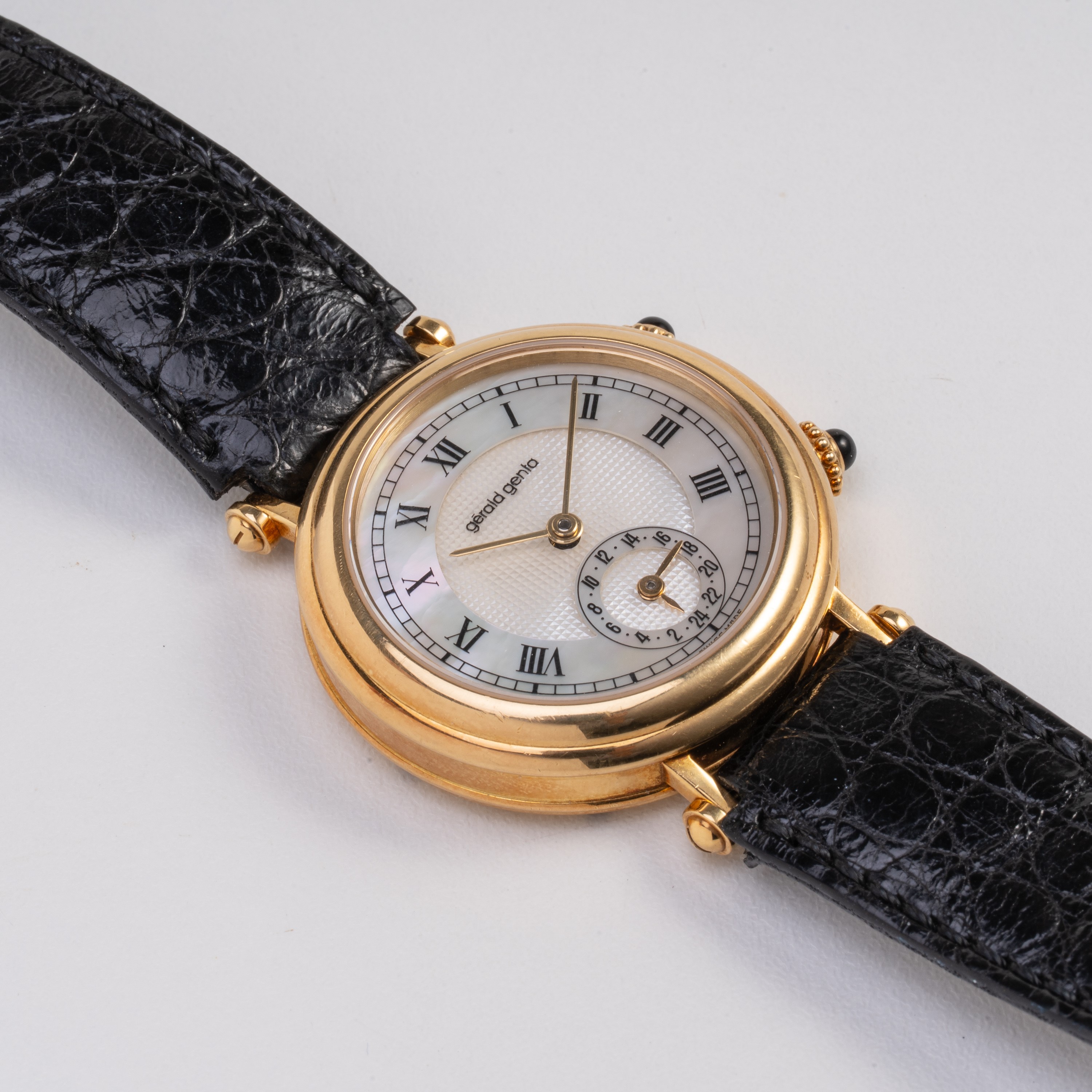 Gerald Genta - Dual Time, orologio solo tempo automatico in oro giallo 18 kt con quadrante bianco...