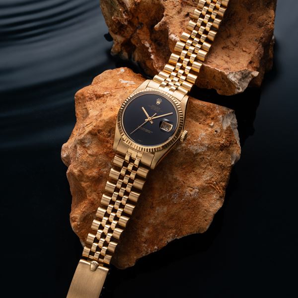 ROLEX - ROLEX - DATEJUST OROLOGIO SOLO TEMPO A CARICA AUTOMATICA IN ORO GIALLO 18KT CON BRACCIALE JUBILEE IN ORO GIALLO 18KT E QUADRANTE IN ONICE CON DATARIO AD ORE TRE.