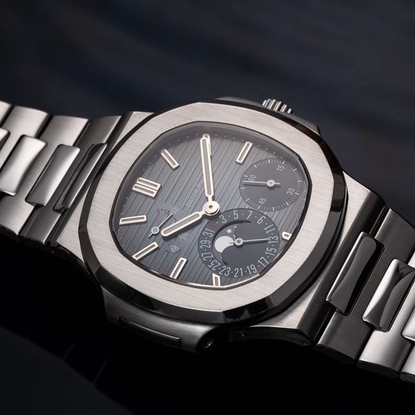 PATEK PHILIPPE - PATEK PHILIPE - NAUTILUS OROLOGIO SOLO TEMPO A CARICA AUTOMATICA IN ACCIAIO CON RISERVA DI CARICA, DATARIO E FASI LUNA